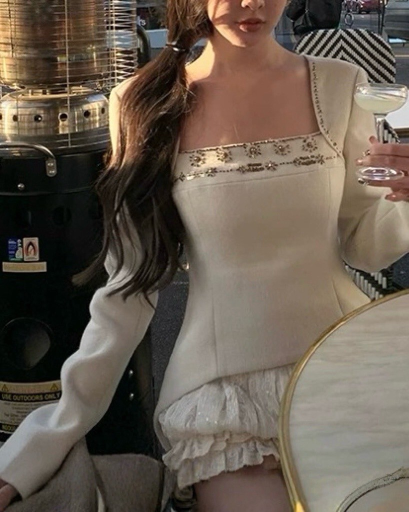 設計師家奶油白手工釘珠香風毛呢收腰上衣+亮片蕾絲花瓣花苞短褲