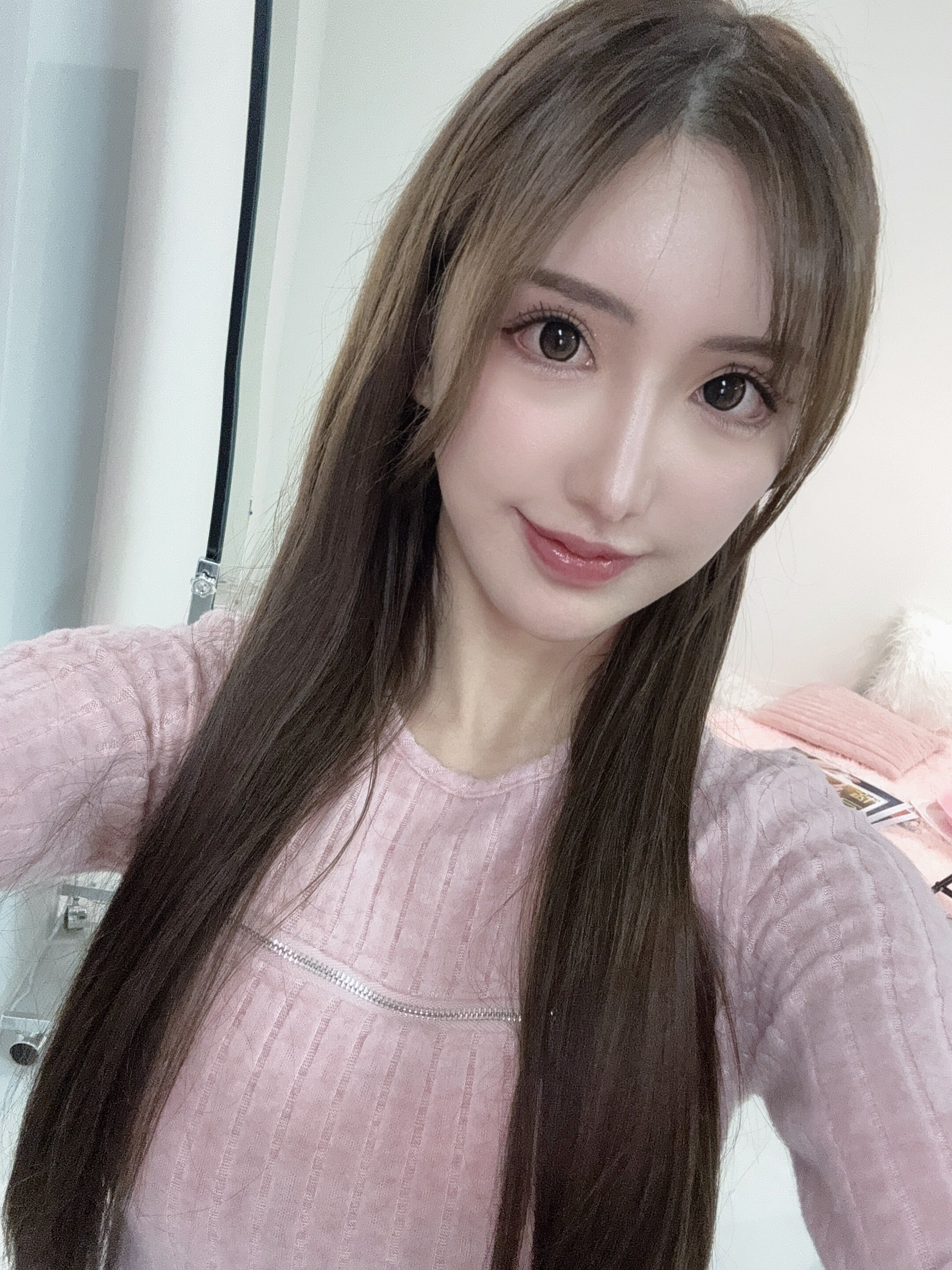 楪可憐 - 粉色上衣