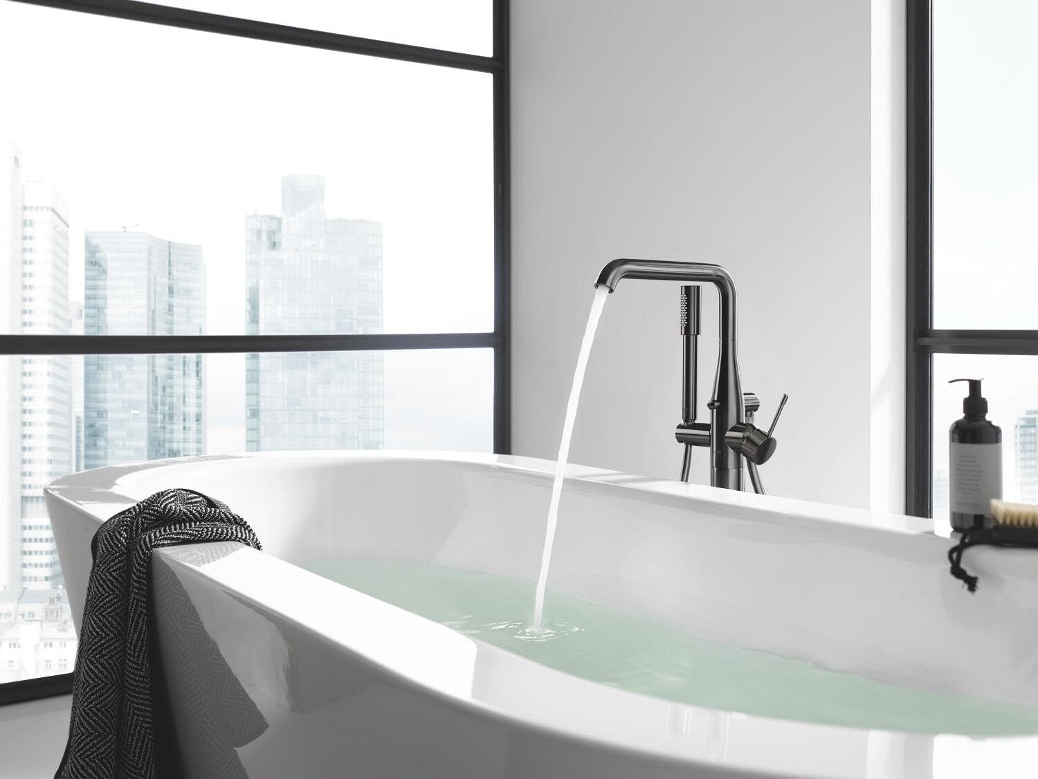 GROHE｜Essence 立式浴缸龍頭（石墨黑）含埋地軸心 25248AL1 29086000
