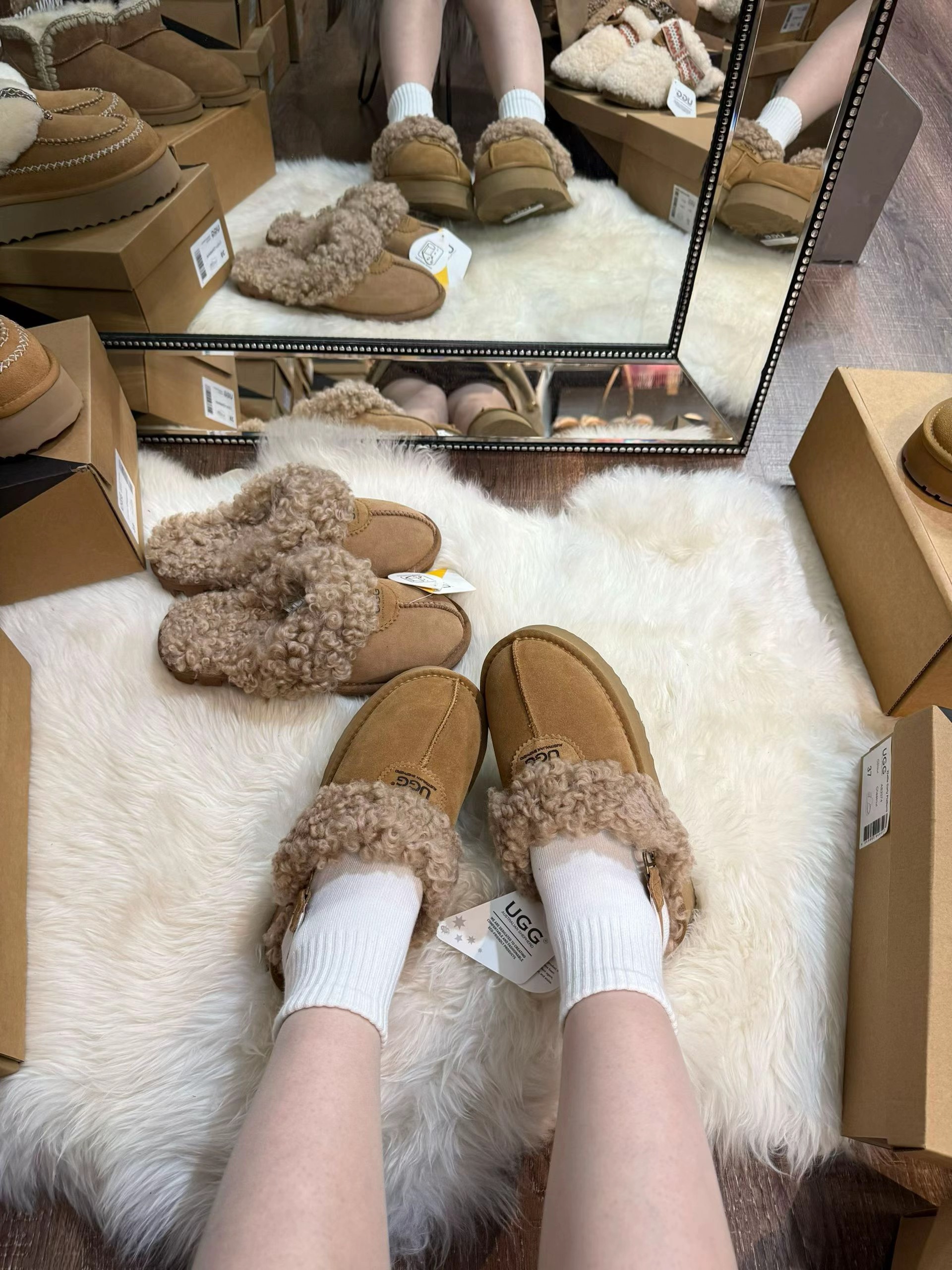 UGG 泰迪羊毛卷皮毛平底拖鞋 (Australian Sheppard)