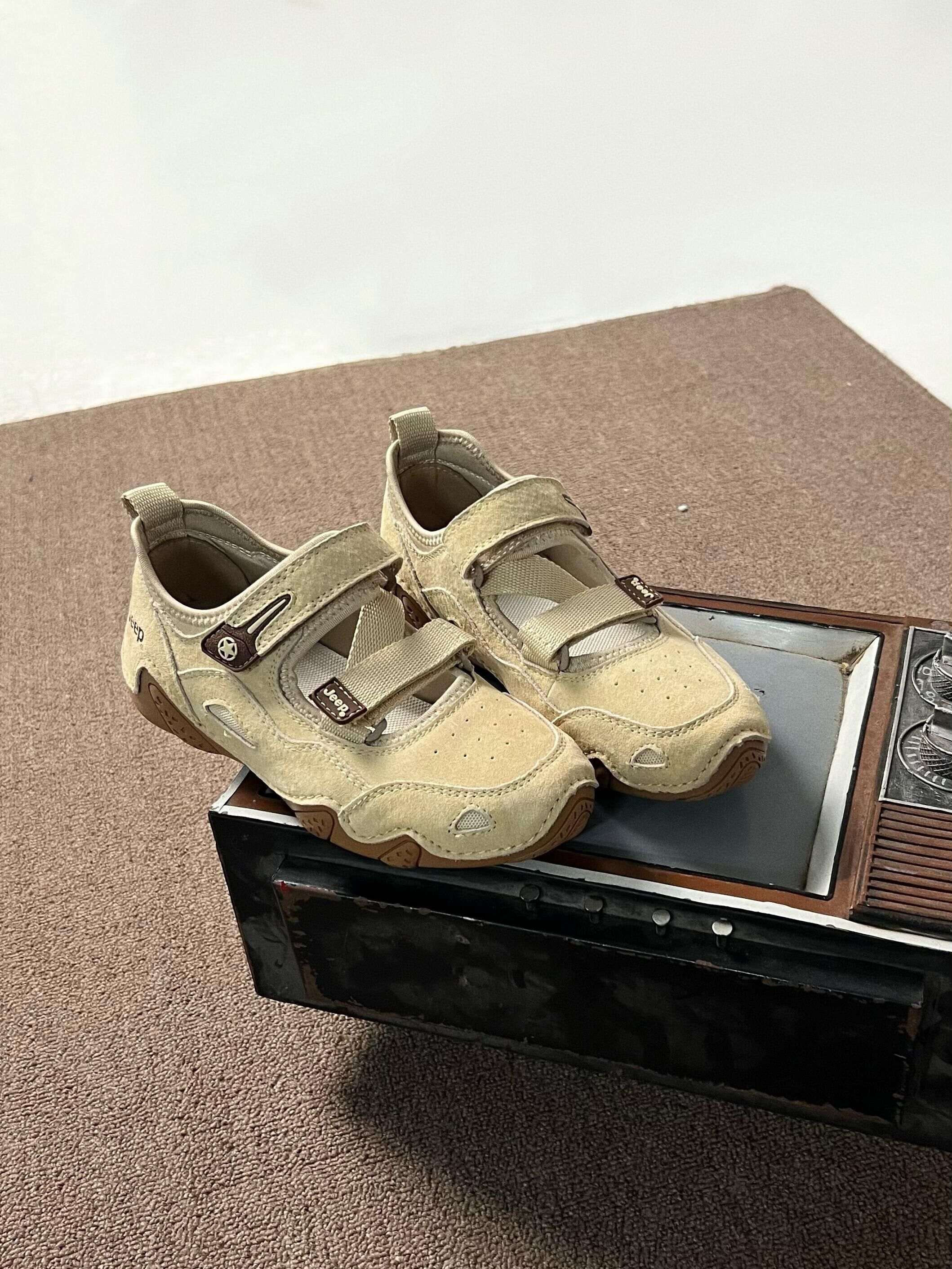 JEEP 交叉綁帶瑪莉珍鞋 戶外涼鞋 包頭涼鞋 瑪莉珍鞋 奶油黃 米黃色 焦糖底 麂皮 戶外風 機能 女款/預購