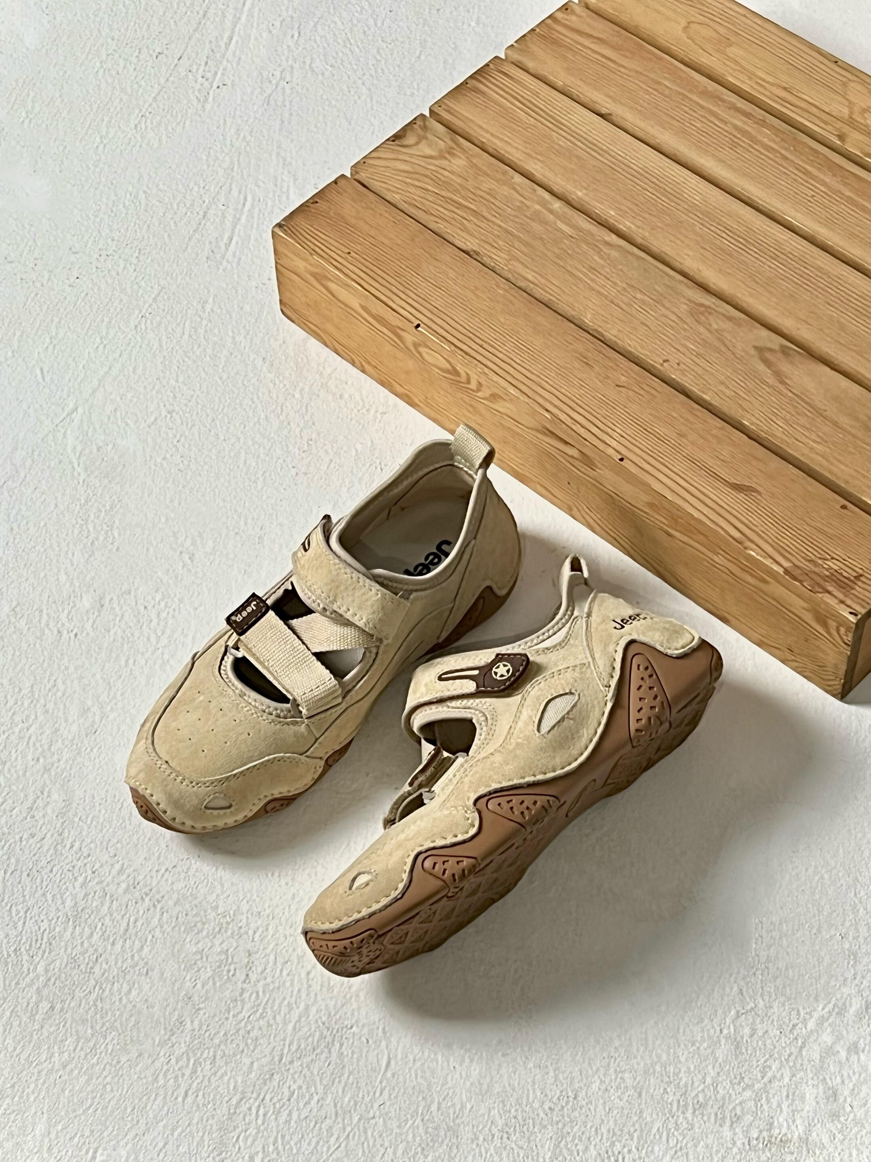 JEEP 交叉綁帶瑪莉珍鞋 戶外涼鞋 包頭涼鞋 瑪莉珍鞋 奶油黃 米黃色 焦糖底 麂皮 戶外風 機能 女款/預購