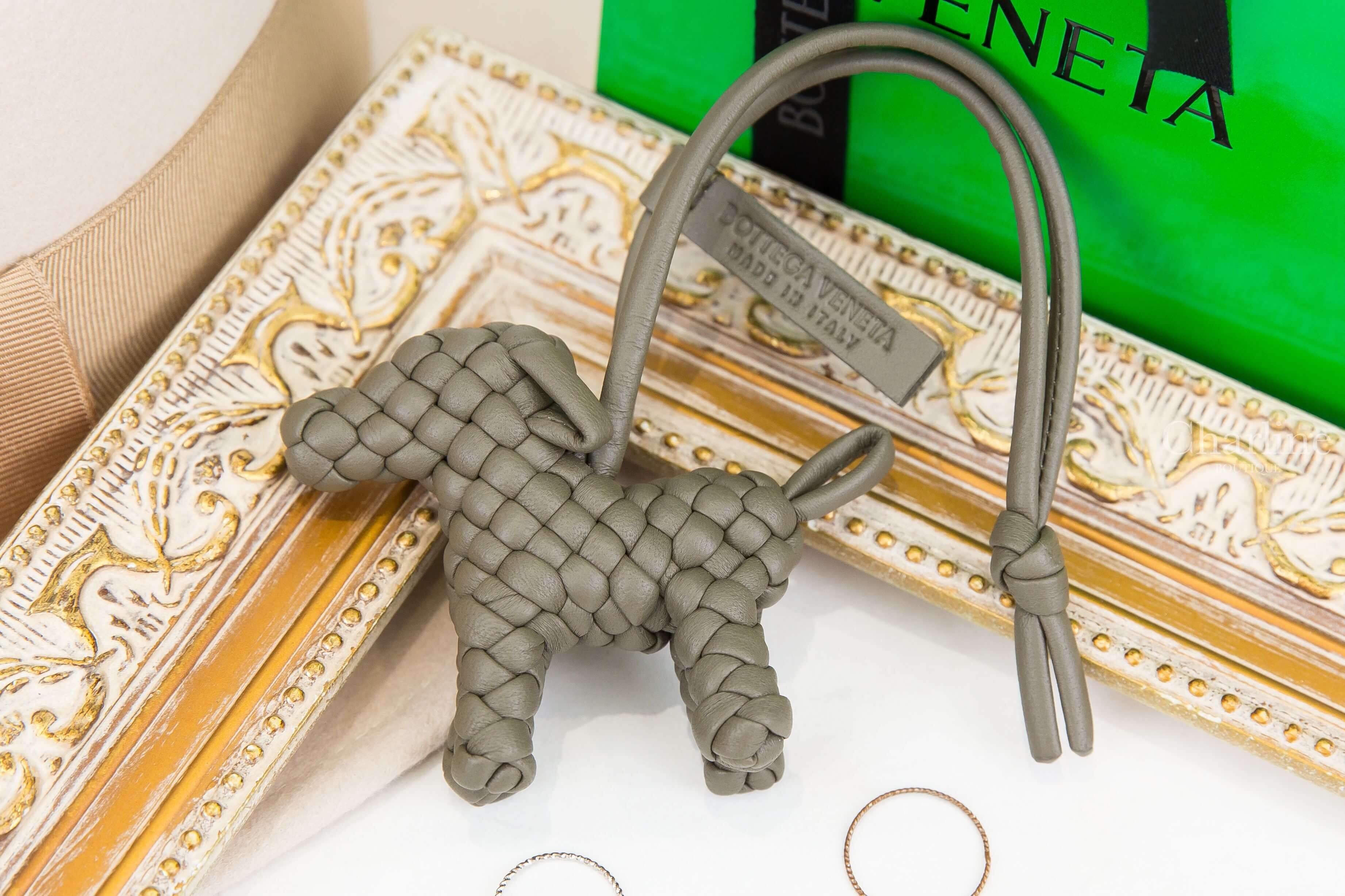 Bottega Veneta Dog Charm 絲柏綠編織小羊皮狗狗吊飾-Charline Boutique 精品代購