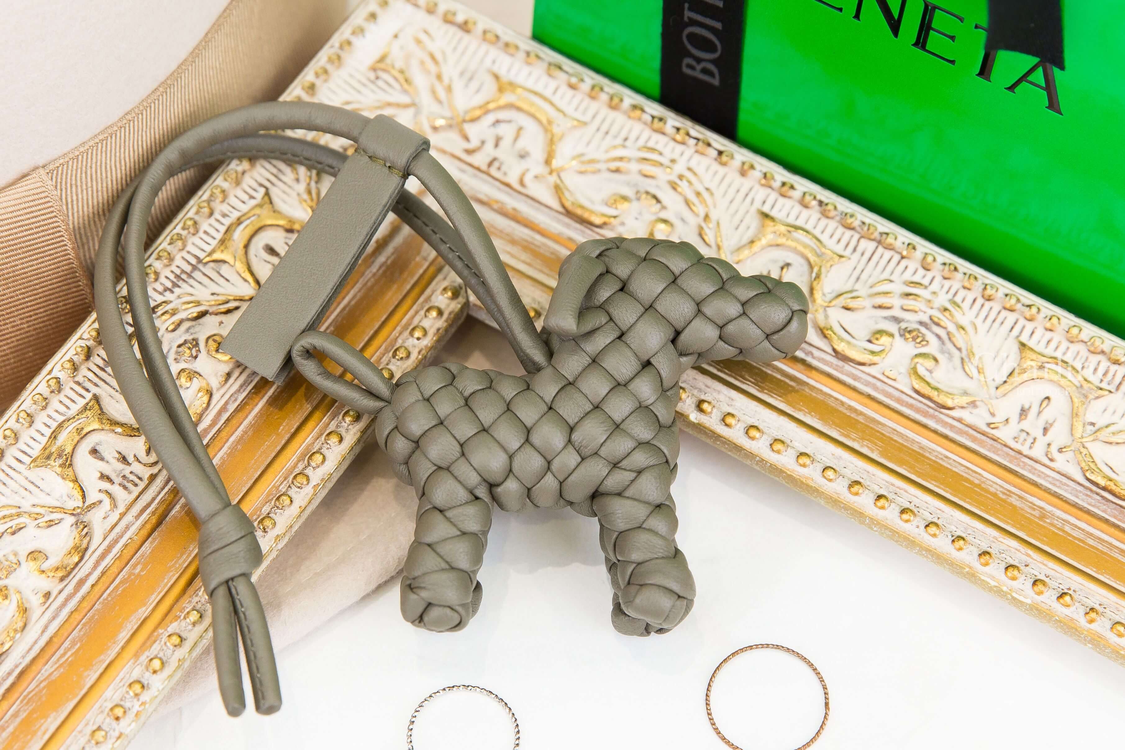 Bottega Veneta Dog Charm 絲柏綠編織小羊皮狗狗吊飾-Charline Boutique 精品代購