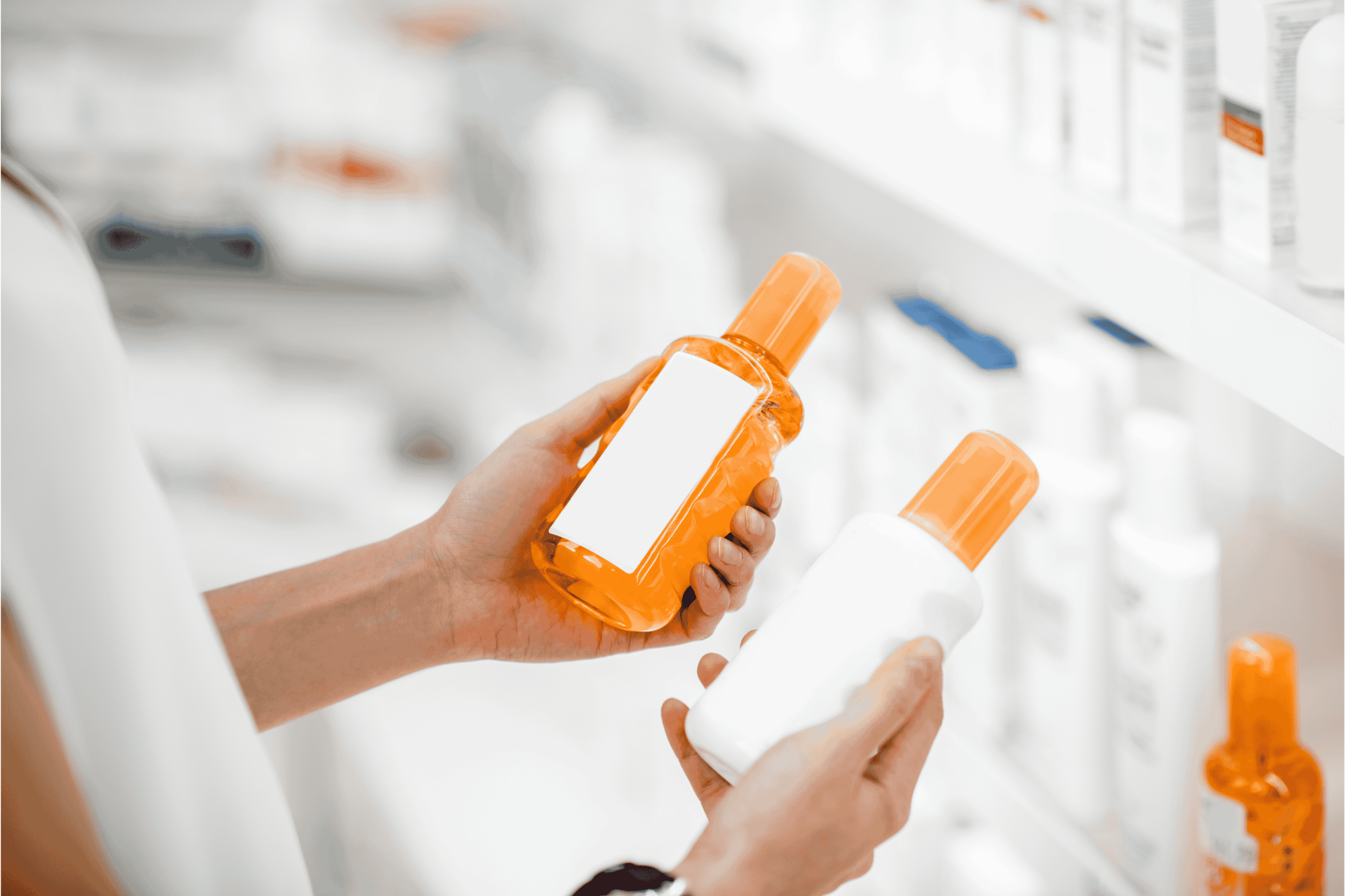 手持兩瓶防曬乳產品,仔細比較成分與包裝設計