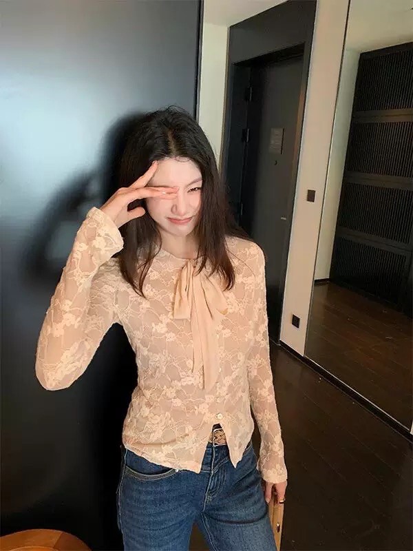 奶油杏花朵蕾絲織紋綁帶領巾上衣-S-XL (Elegant & Love)