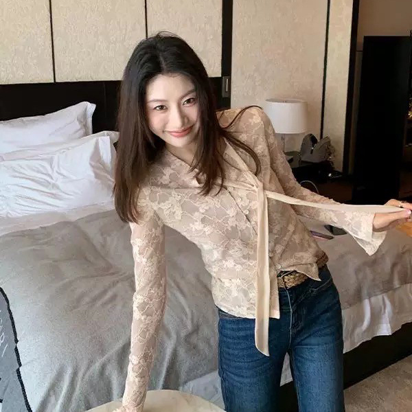 奶油杏花朵蕾絲織紋綁帶領巾上衣-S-XL (Elegant & Love)