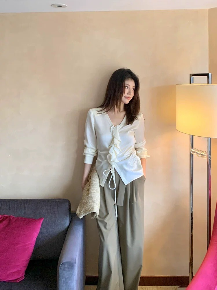 雲朵白V領抽繩荷葉領巾造型上衣-S-L (Elegant & Love)