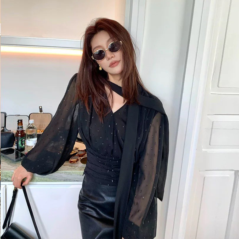 經典黑透膚感點點附領巾V領上衣-S-XL (Elegant & Love)