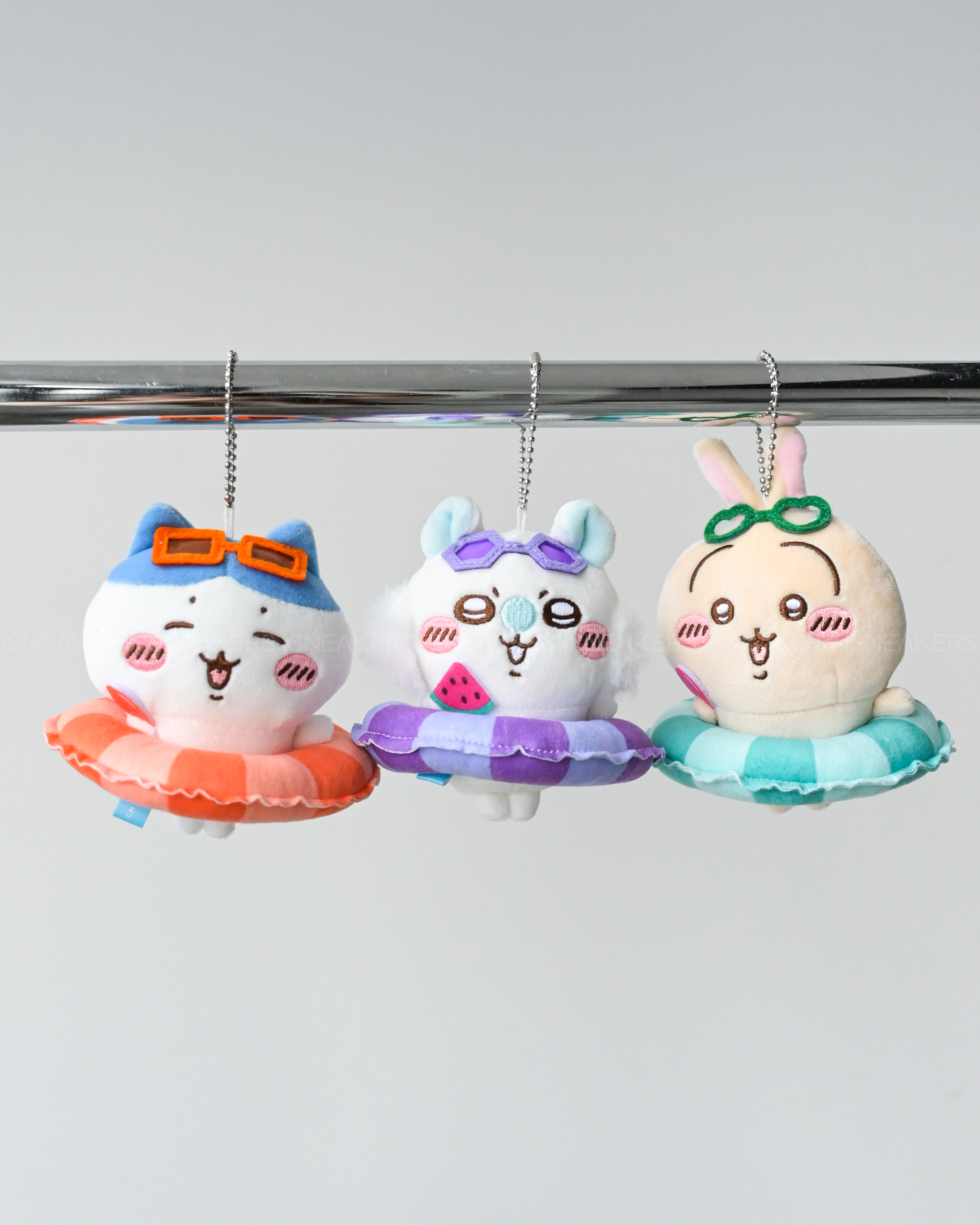 iSNEAKERS｜MINISO x Chiikawa 吉伊卡哇 酷暑夏日主題 泳圈吊飾 娃娃 共7款