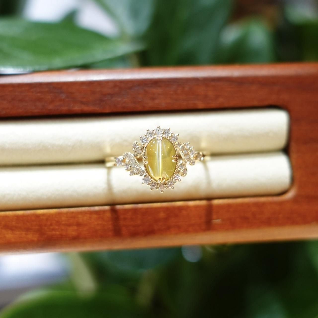 18K黃金鑲嵌金綠寶貓眼石鑽石戒指 （帶寶石證書）