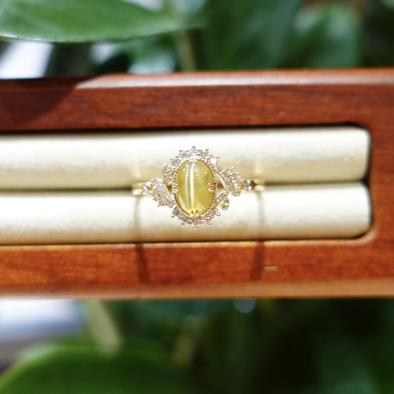 18K黃金鑲嵌金綠寶貓眼石鑽石戒指 （帶寶石證書）