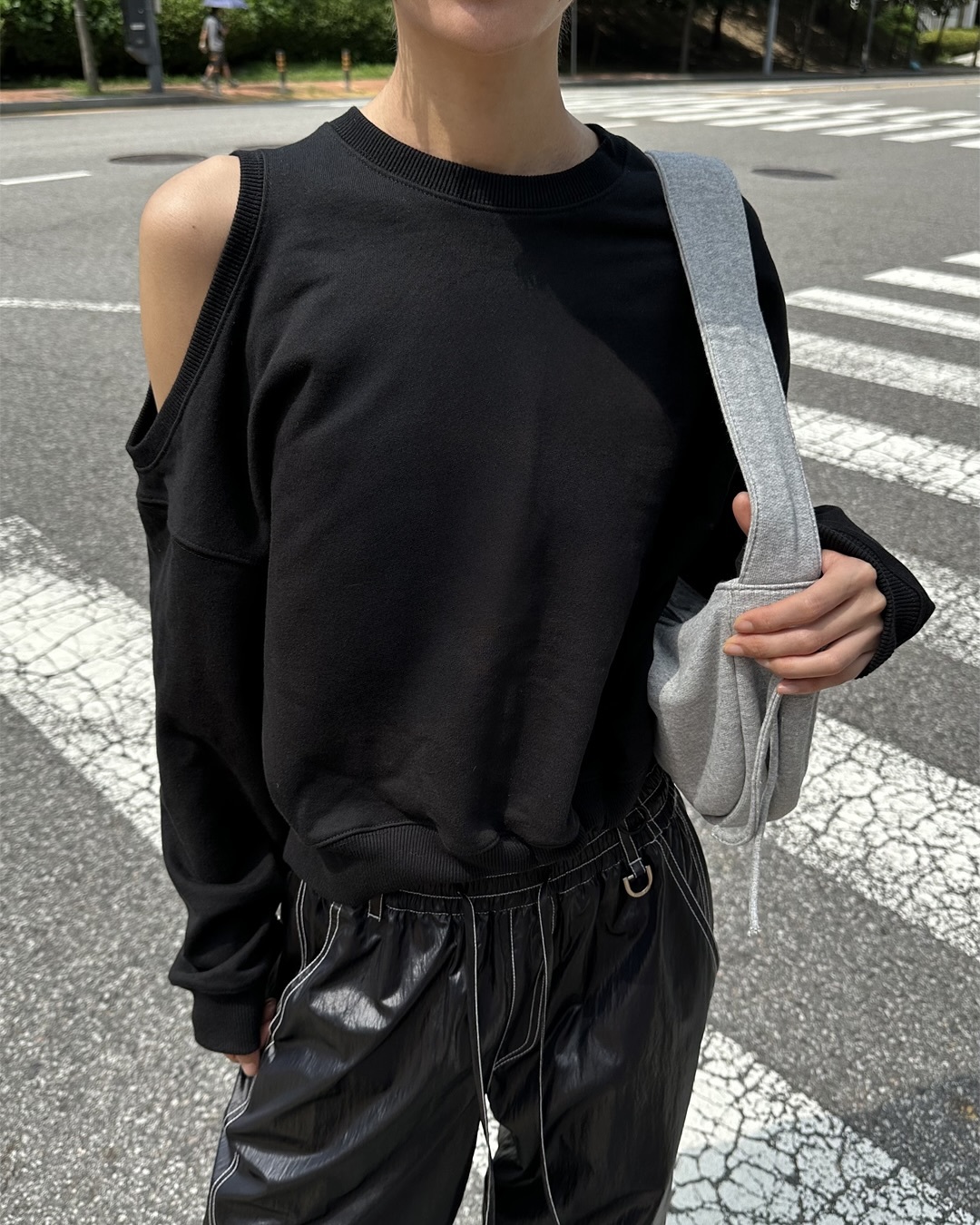 SHOULDER HOLE SWEATSHIRT
