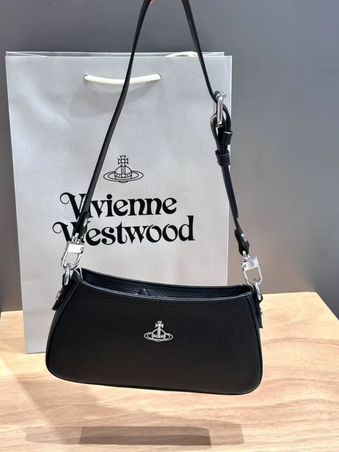 VIVIENNE WESTWOOD 西太后 土星 小牛皮 單肩包