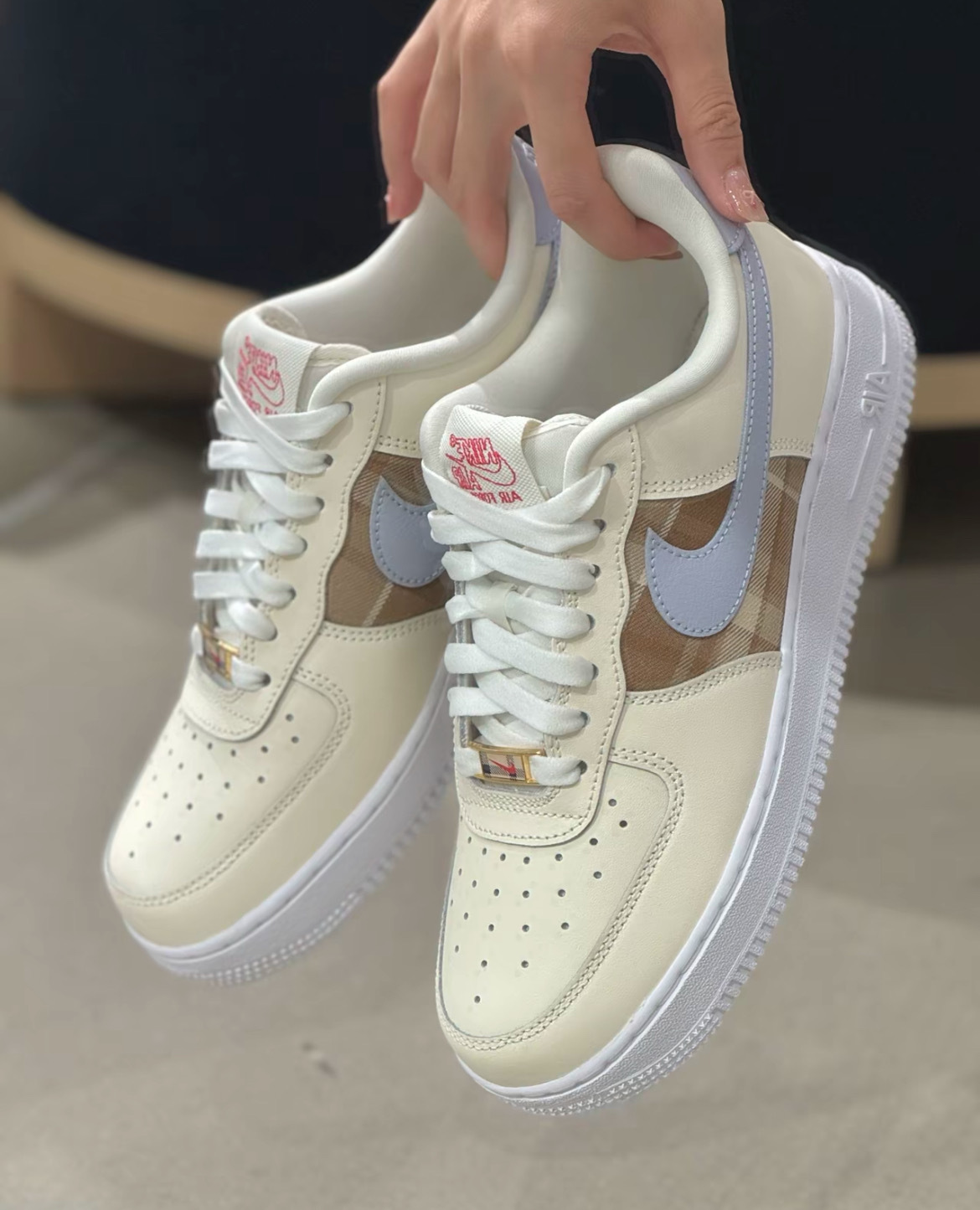 女鞋 NIKE W AIR FORCE 1 '07 LX 米棕 格紋 皮革 紅色小勾 AF1 休閒鞋【IH7352-001】