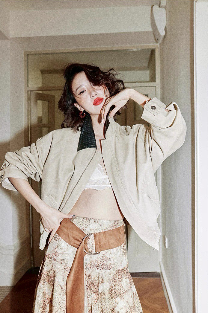 奶油杏拼接黑色皮領造型拉鍊外套-XS-M (Elegant & Love)