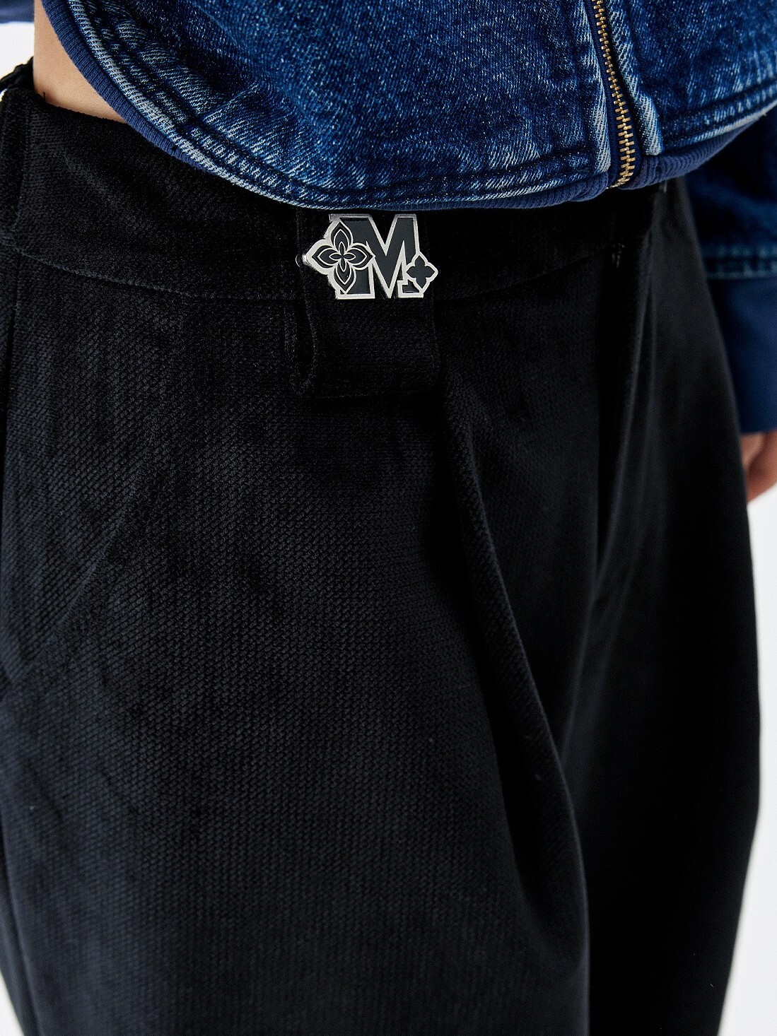 MEDM 褲頭字母銀扣 口袋刺繡 皺褶寬鬆長褲