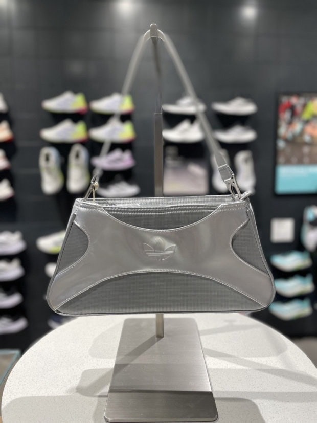 【Luxury】Adidas Originals 金屬光澤銀色單肩包 三角造型設計手提/斜背兩用 滌綸質感 小眾潮