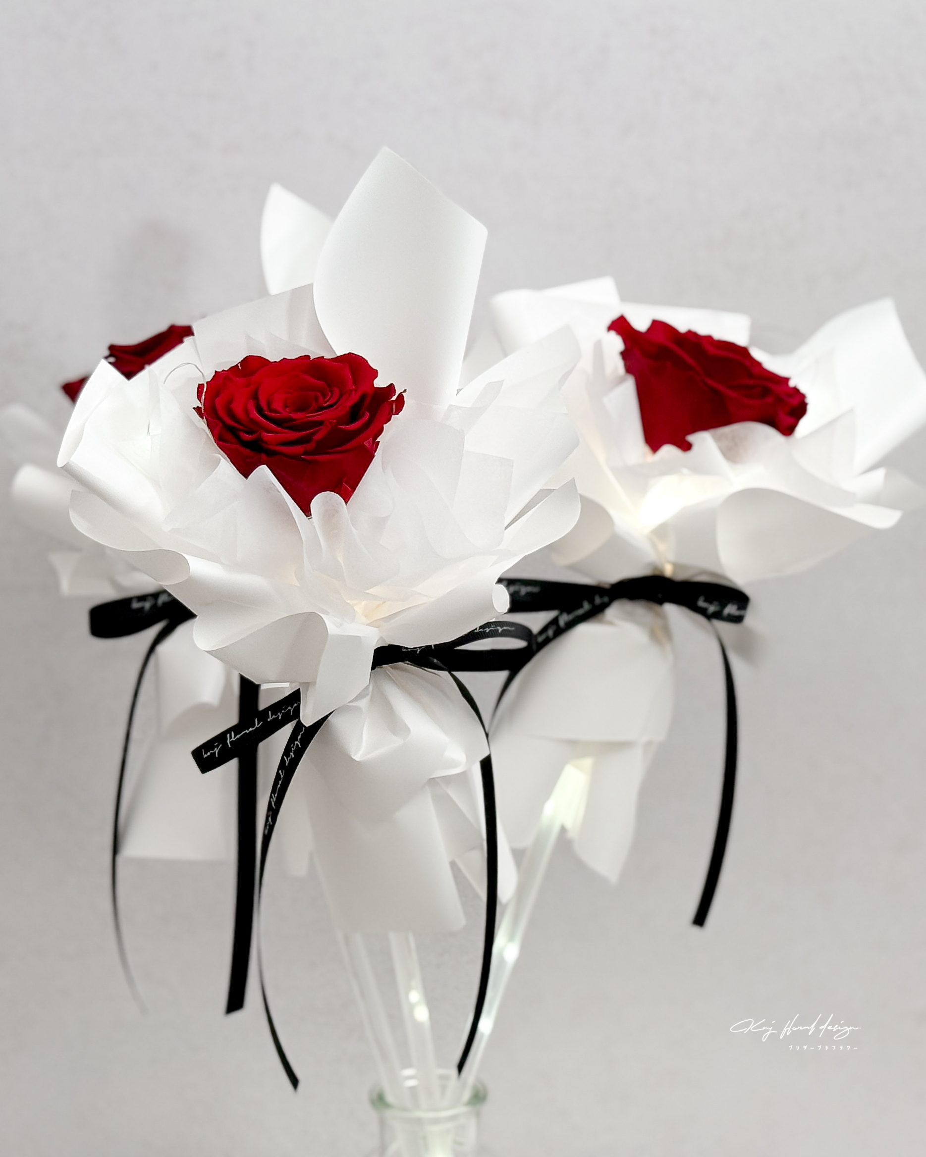 手持單支永生玫瑰－含燈飾