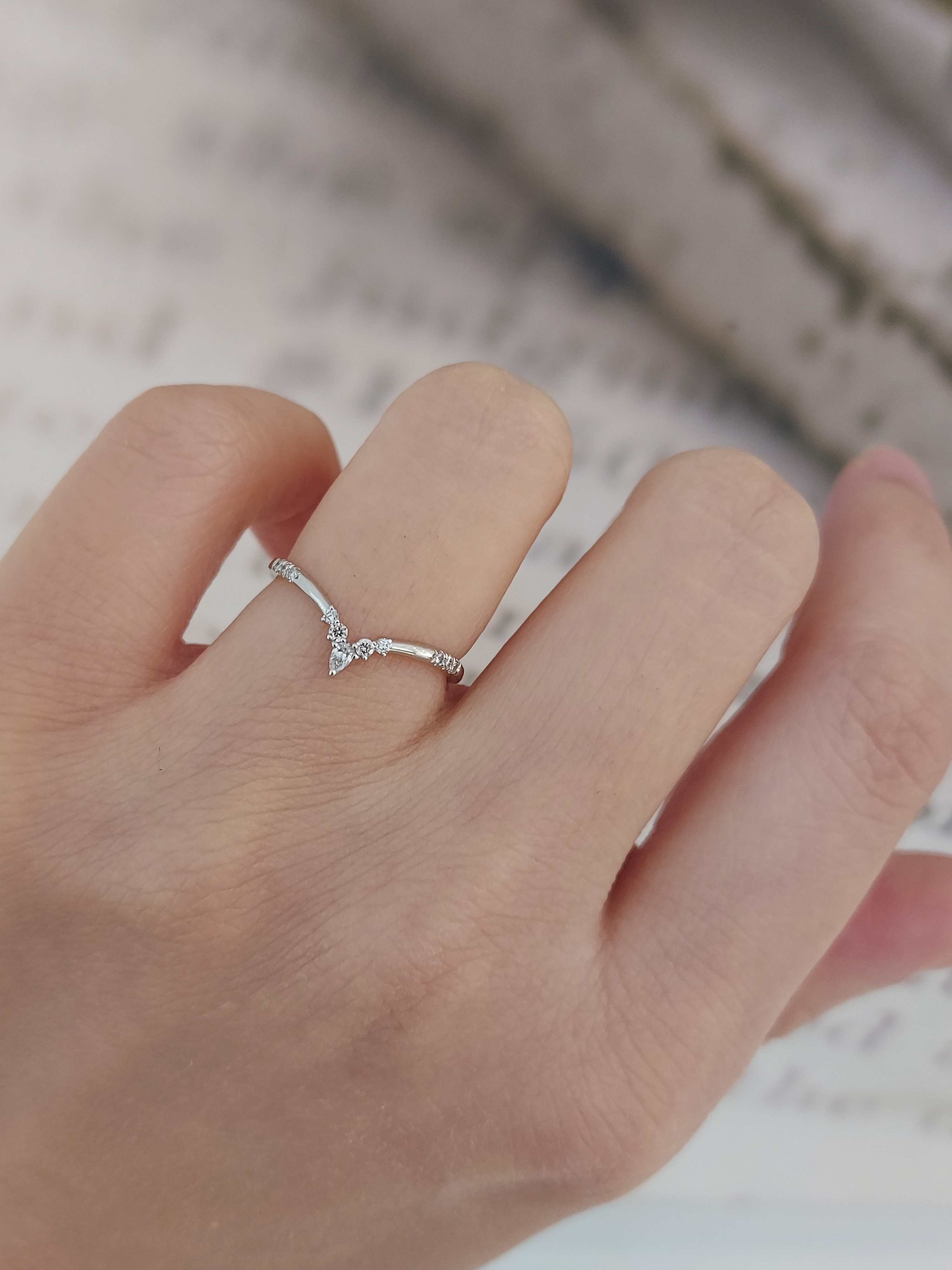 18K白金天然鑽石V形戒指