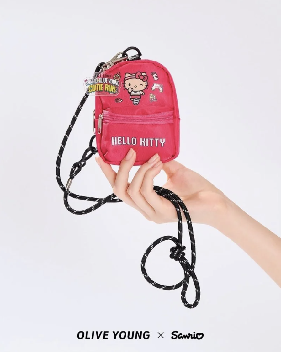 韓 國 代 購丨OLIVE YOUNG X SANRIO Cutie Run 曬黑系列 Hello Kitty 迷你斜挎包 MINI POUCH