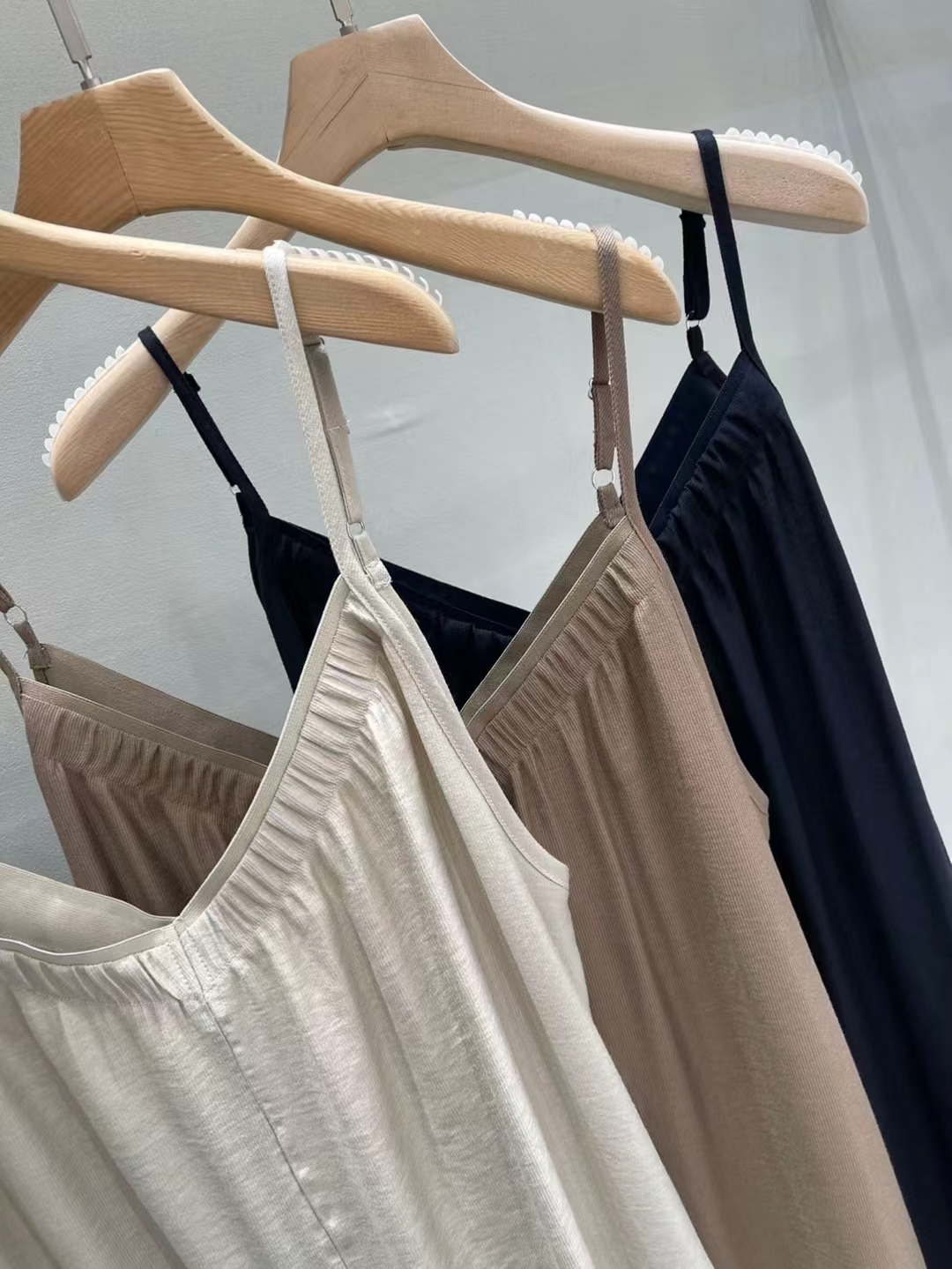 MU5003 吊帶V領中線連身裙