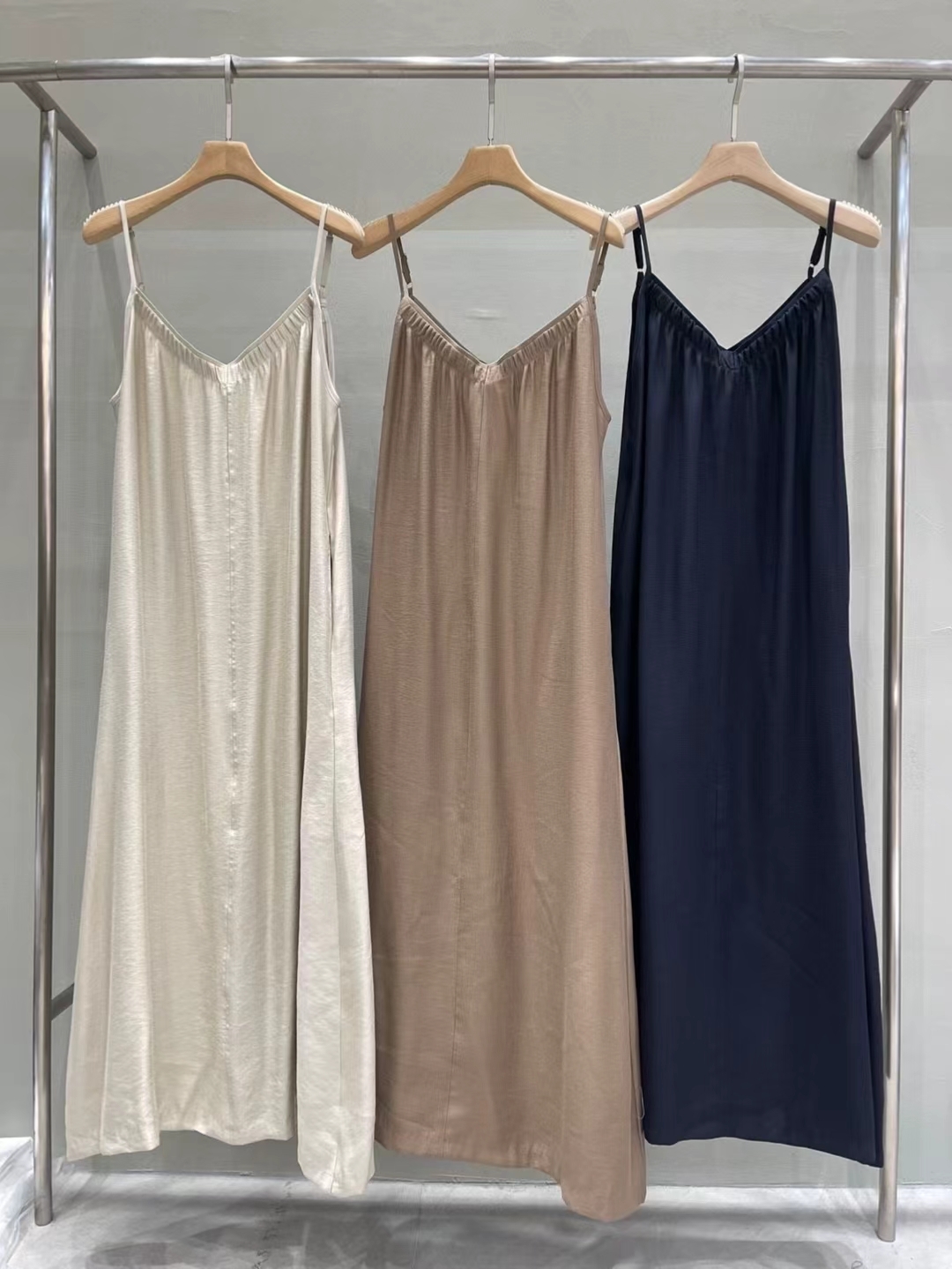 MU5003 吊帶V領中線連身裙