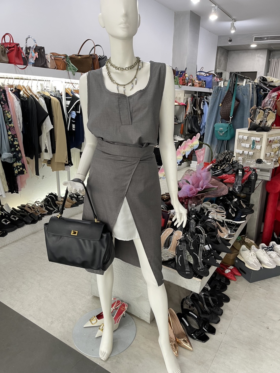 壓褶背心+開衩設計裙