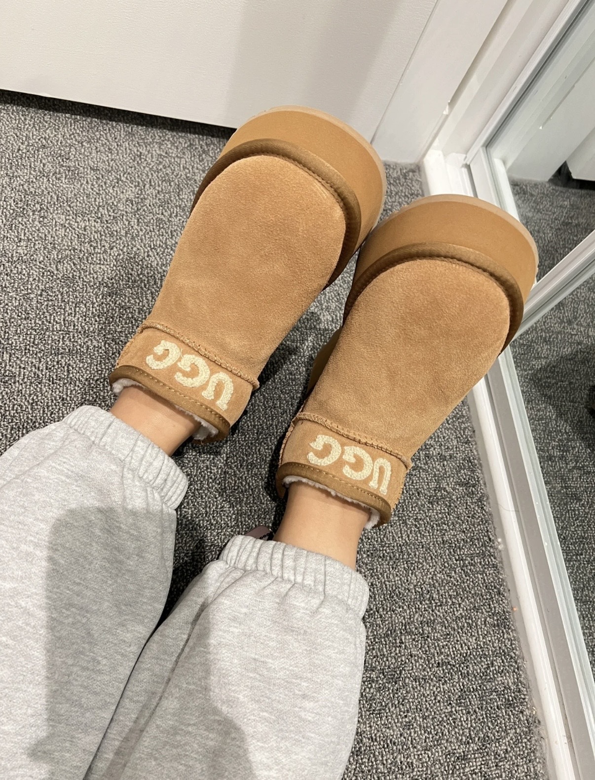 [2025新款] UGG 厚底刺繡標誌款短靴 (Australian Sheppard)