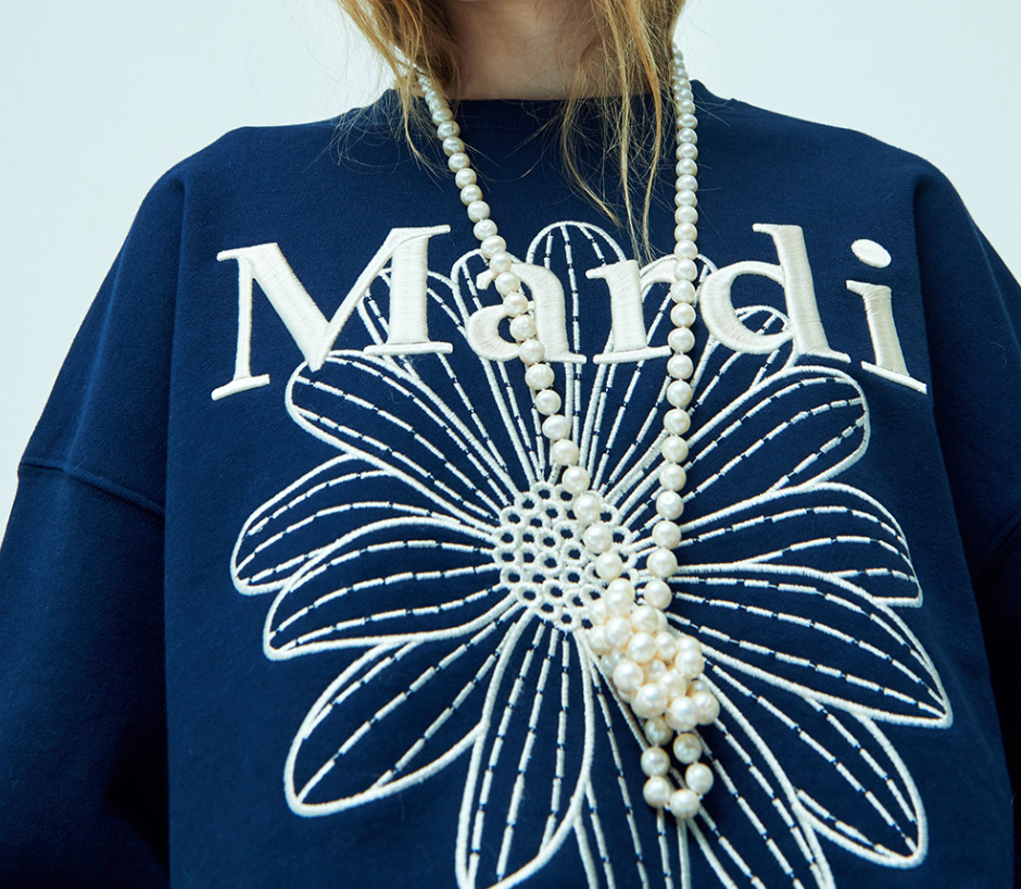 【現貨】AKR092005 Mardi SWEATSHIRT FLOWERMARDI NEEDLEWORK (NAVY CREAM)