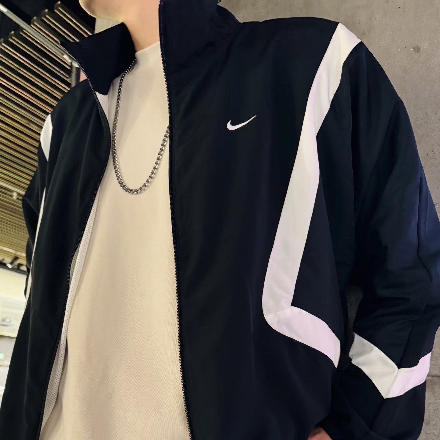 Nike Icon logo 線條背後草寫 立領拉鍊 長袖 黑色 夾克 外套 FZ0249-010