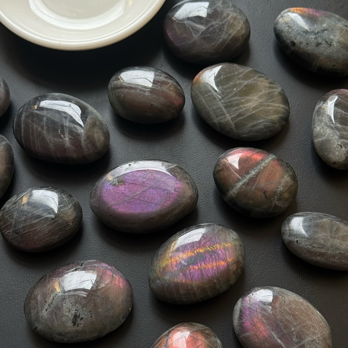 [原石] 紫光拉長石 水晶把玩