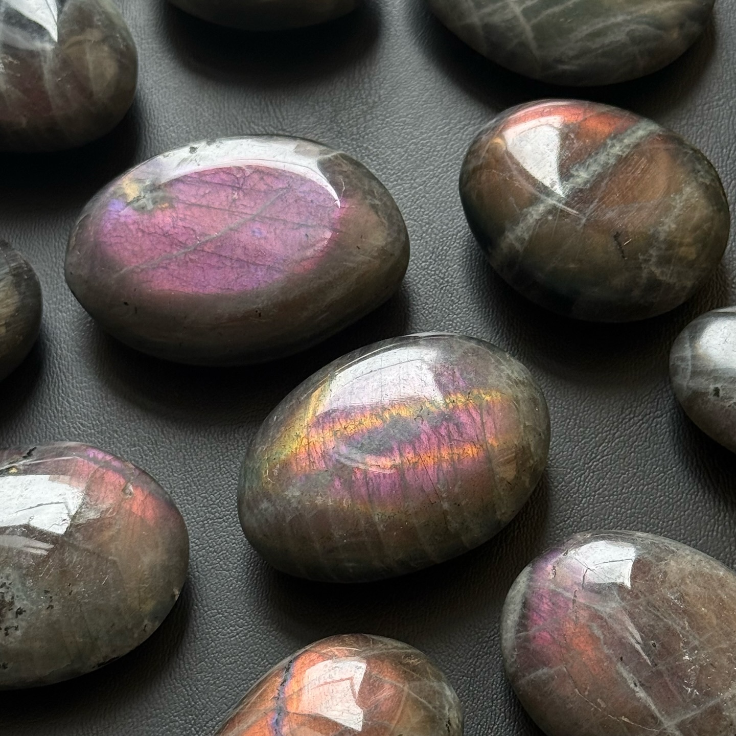 [原石] 紫光拉長石 水晶把玩