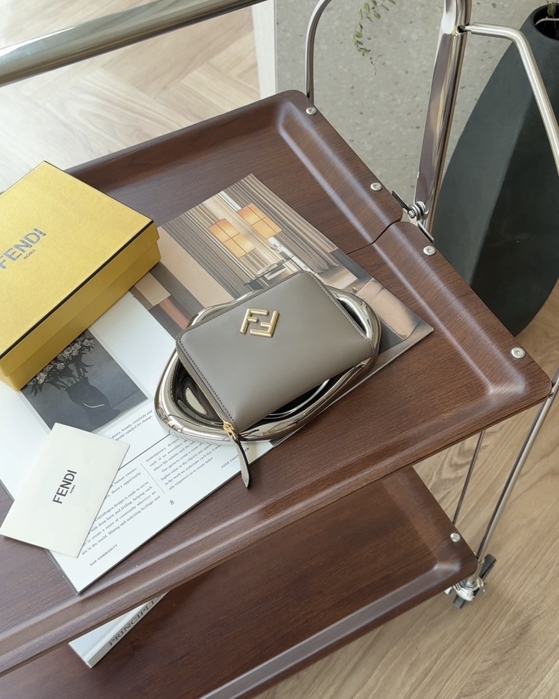 FENDI｜DIAMONDS 中號拉鍊對開短夾 鴿灰色