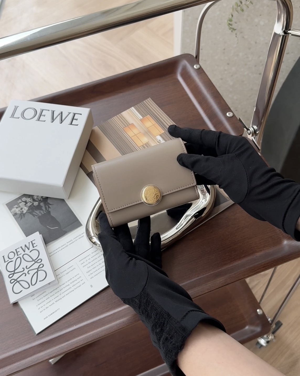 LOEWE｜納帕小牛皮 Pebble 小型直式錢包/沙色