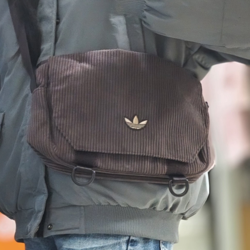 ADIDAS ORIGINALS 深棕色 燈心絨 美拉德 大地色 斜背包 單肩包 IQ3519