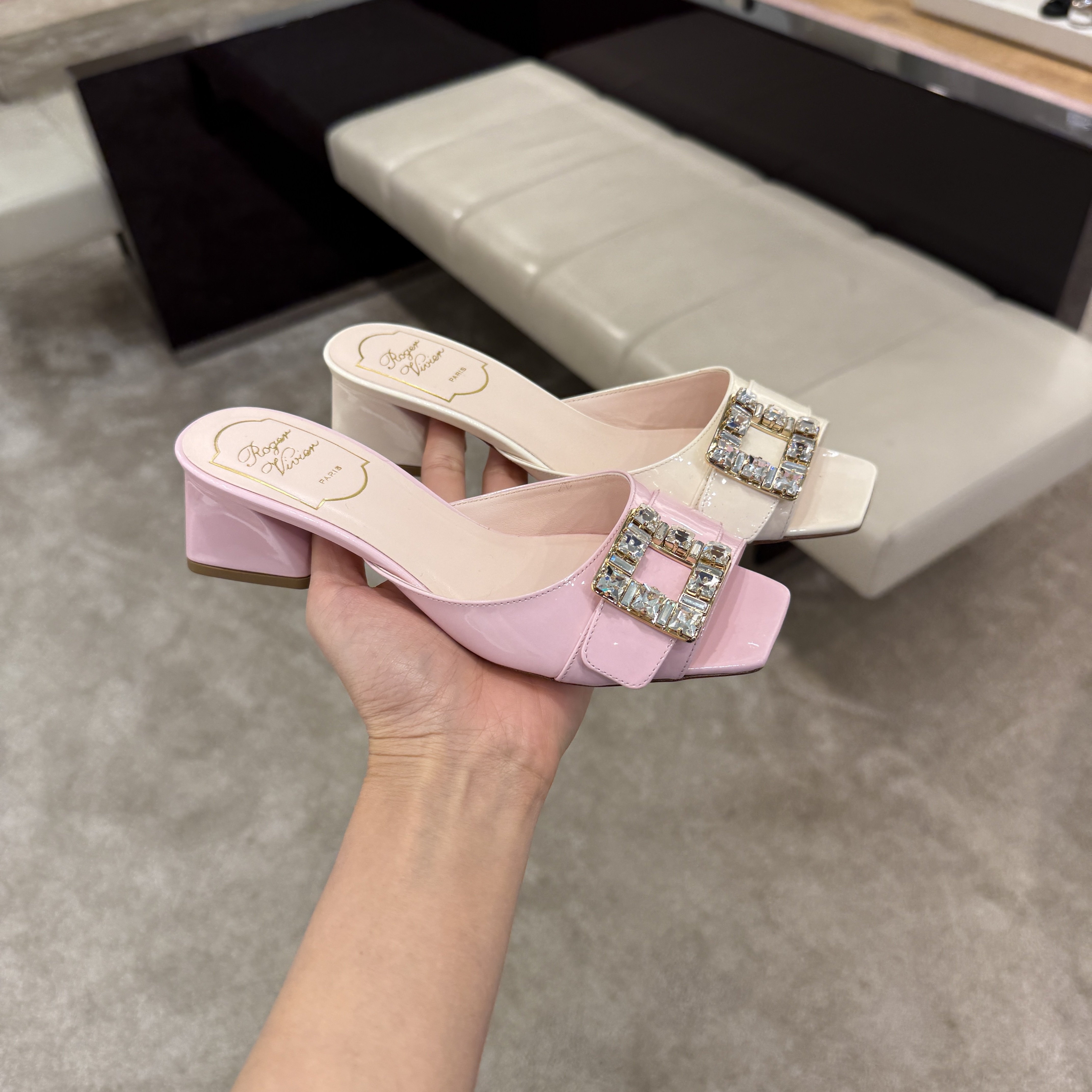 Roger Vivier RV Patent leather strass Heels Mules White RVW536