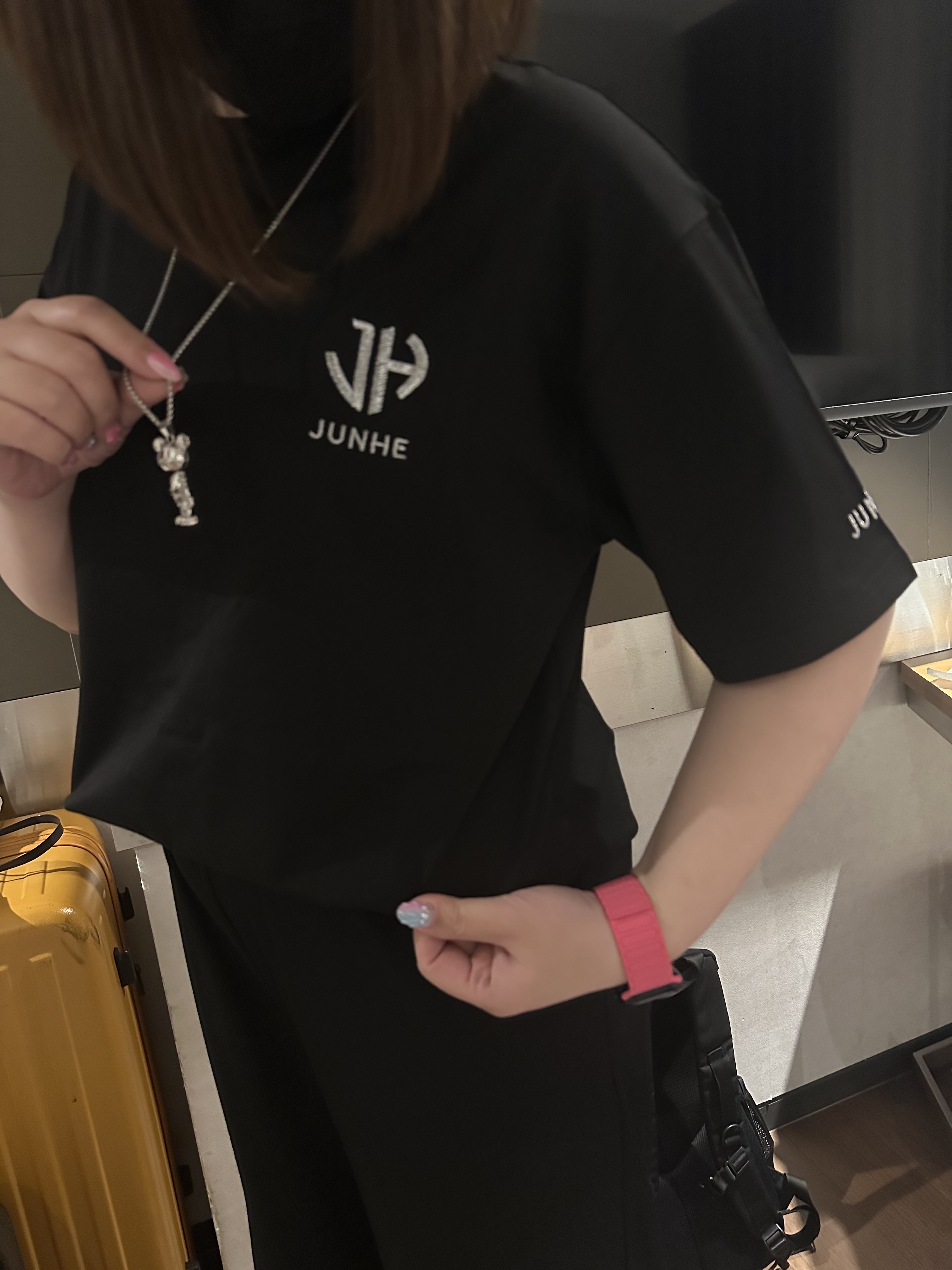 【現貨】AKR091599 CARLOS JUNHET 短袖上衣 (不包含頸鏈)