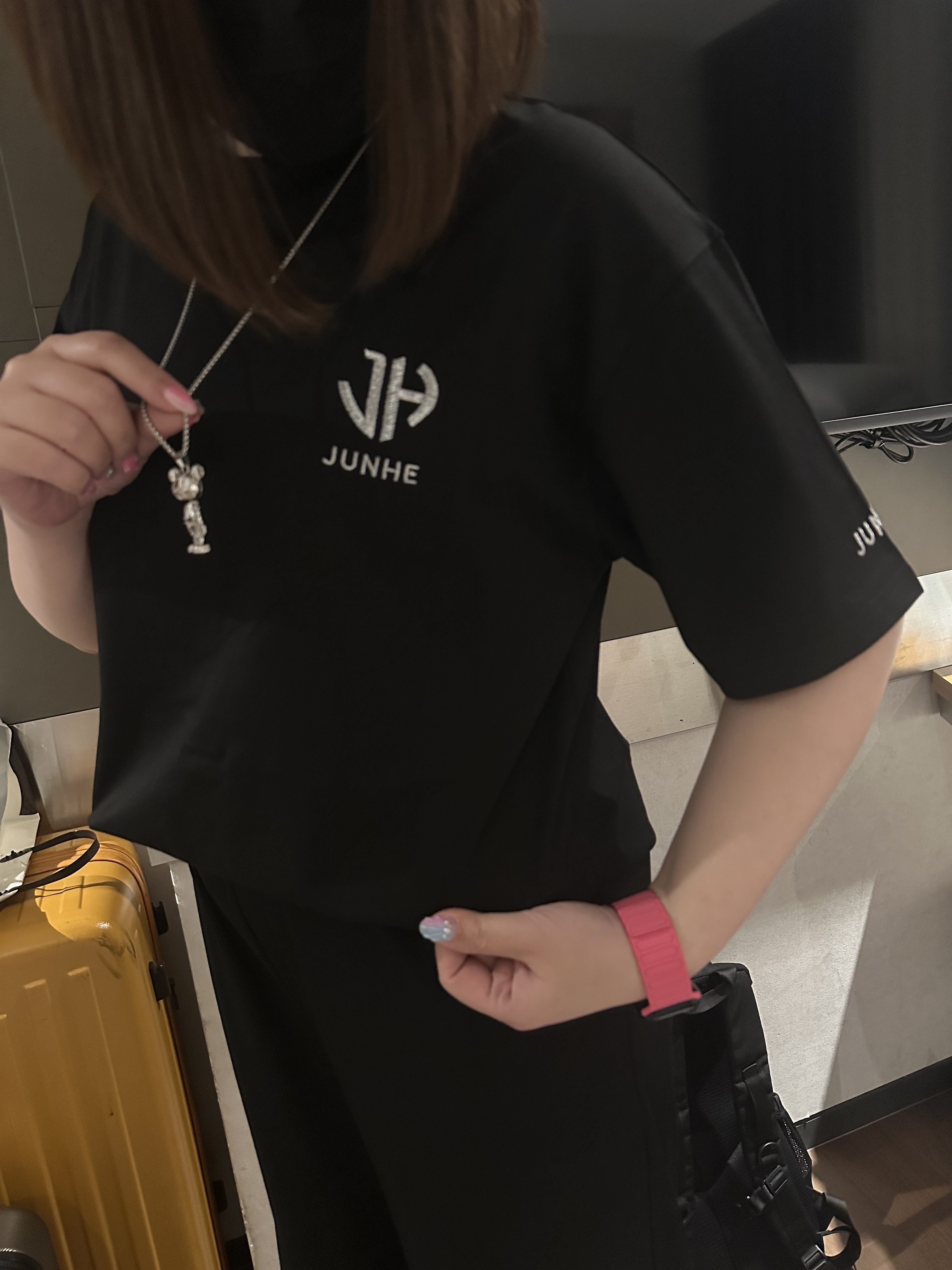 【現貨】AKR091599 CARLOS JUNHET 短袖上衣 (不包含頸鏈)