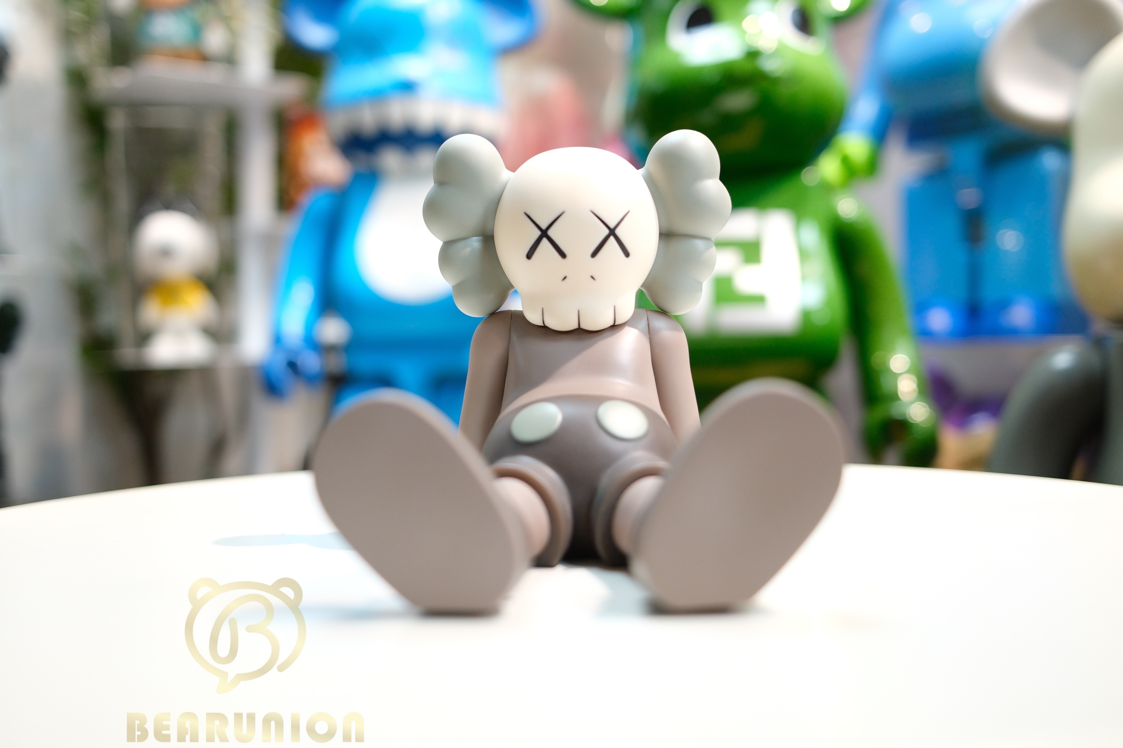 🥇現貨🥇KAWS Holiday Taipei Vinyl FigureBrown