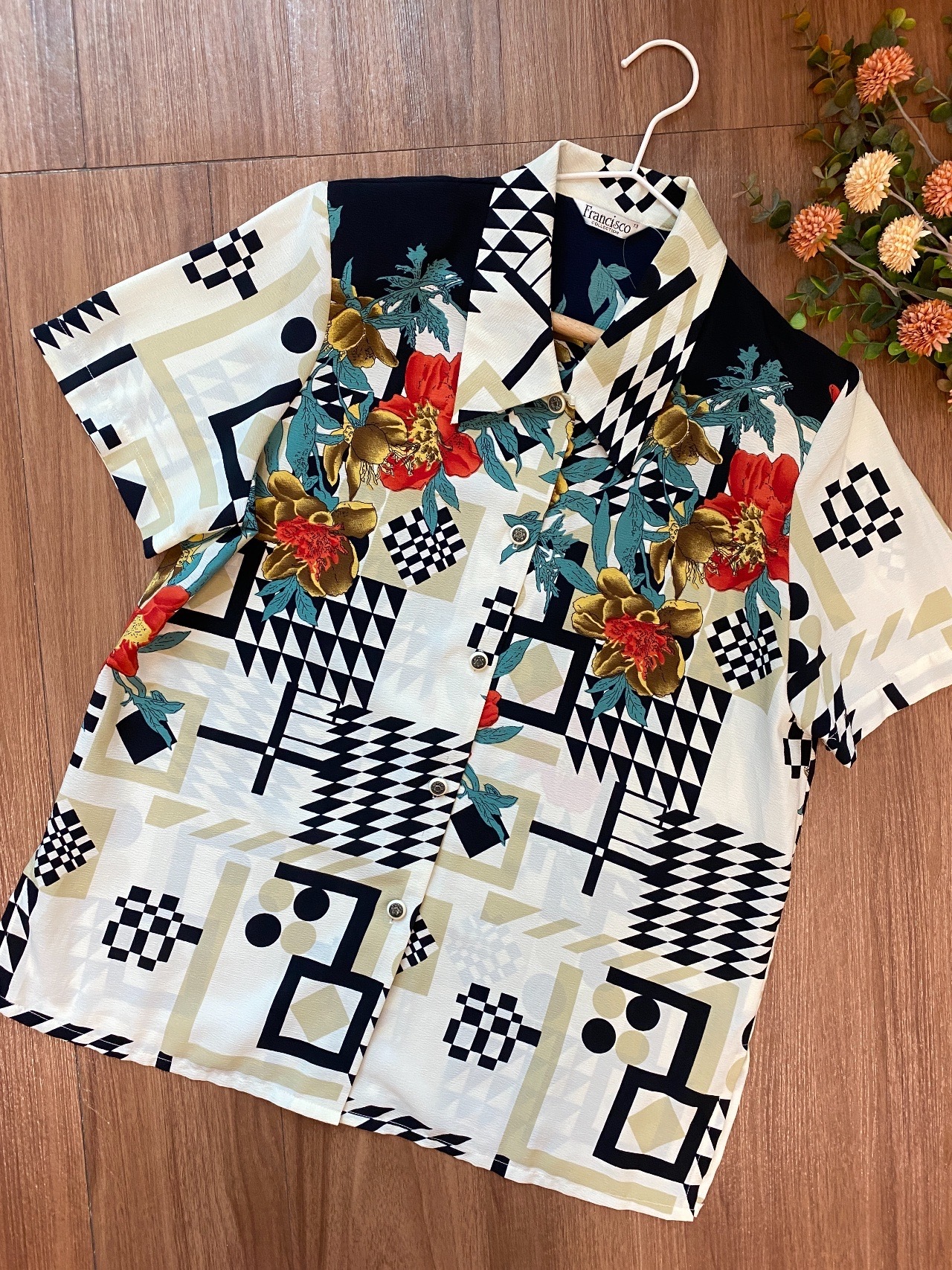型格感大花配幾何圖案短袖上衣