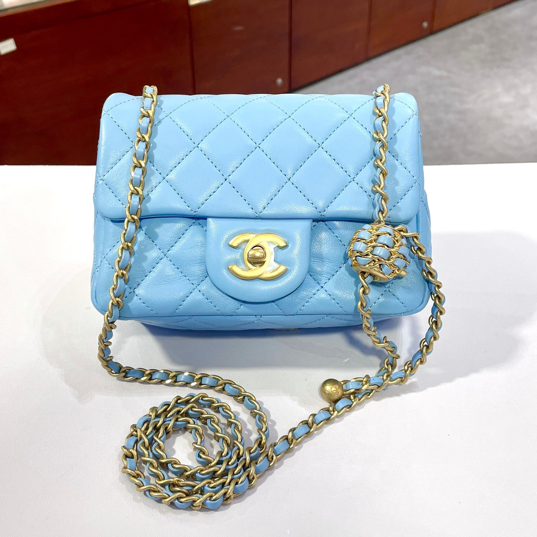 全新CHANEL AS1786 粉藍色羊皮 核桃金球袋 CF17金波 #BRAND NEW #香榭站正品