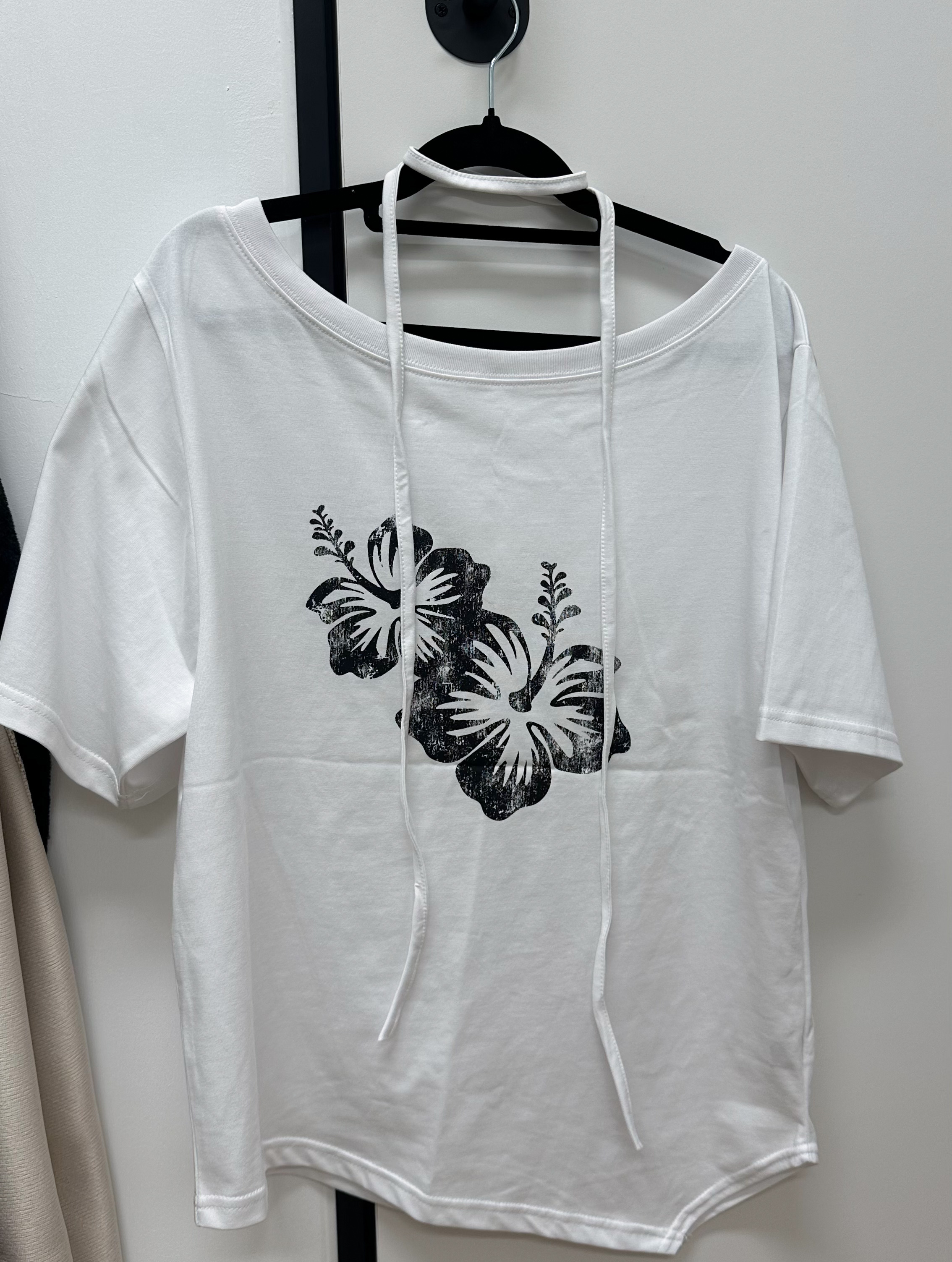 白色露肩花花TOP (連頸繩)