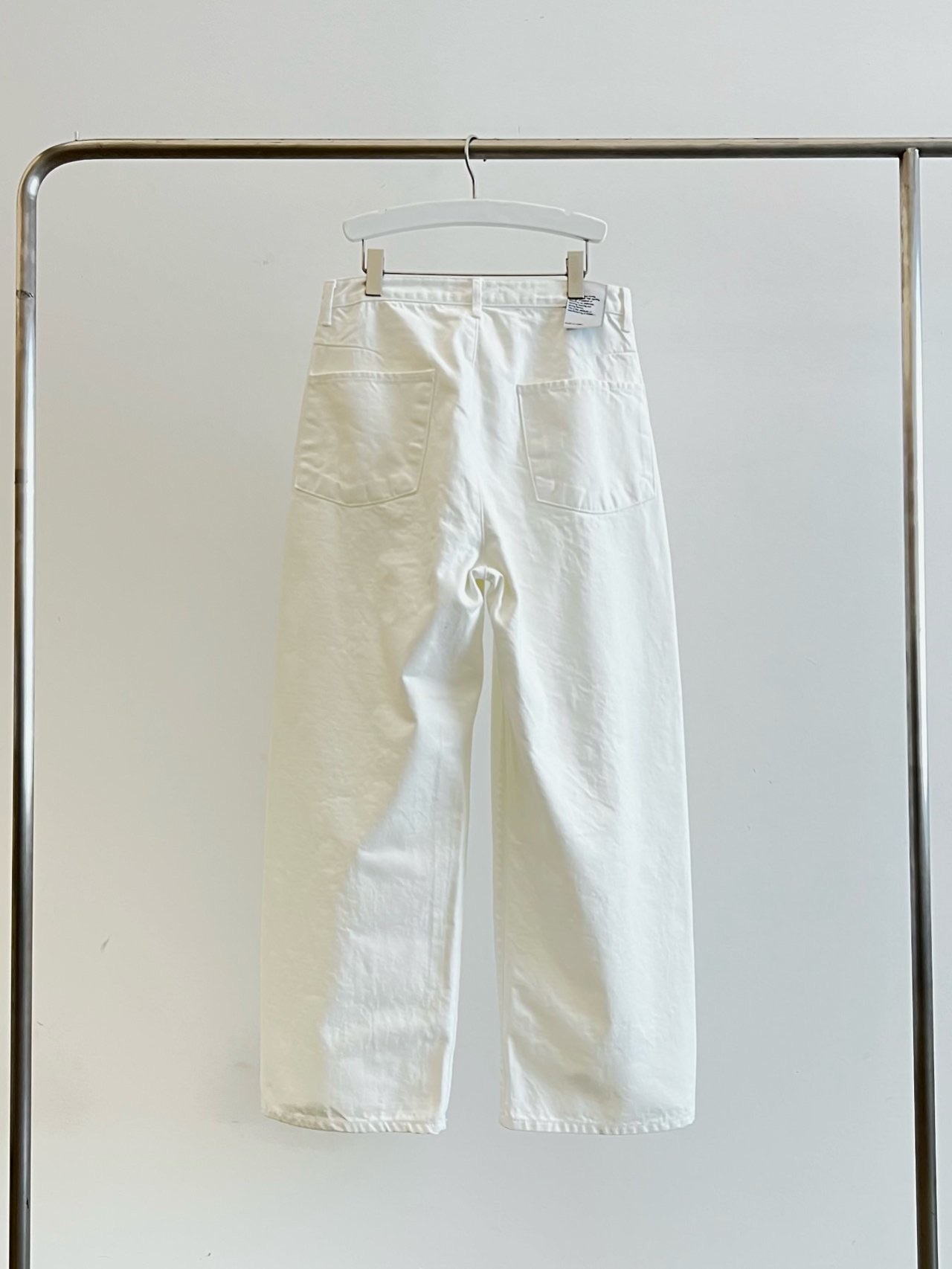 很挺的純白單寧褲