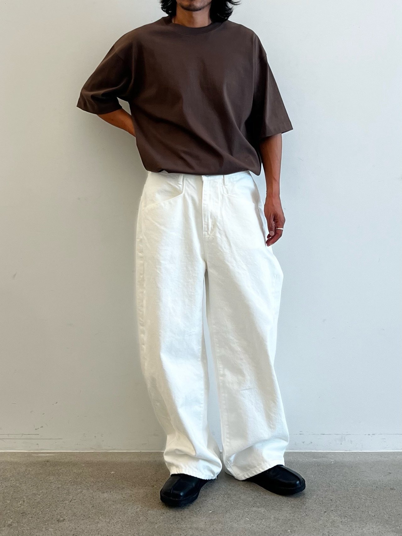 很挺的純白單寧褲