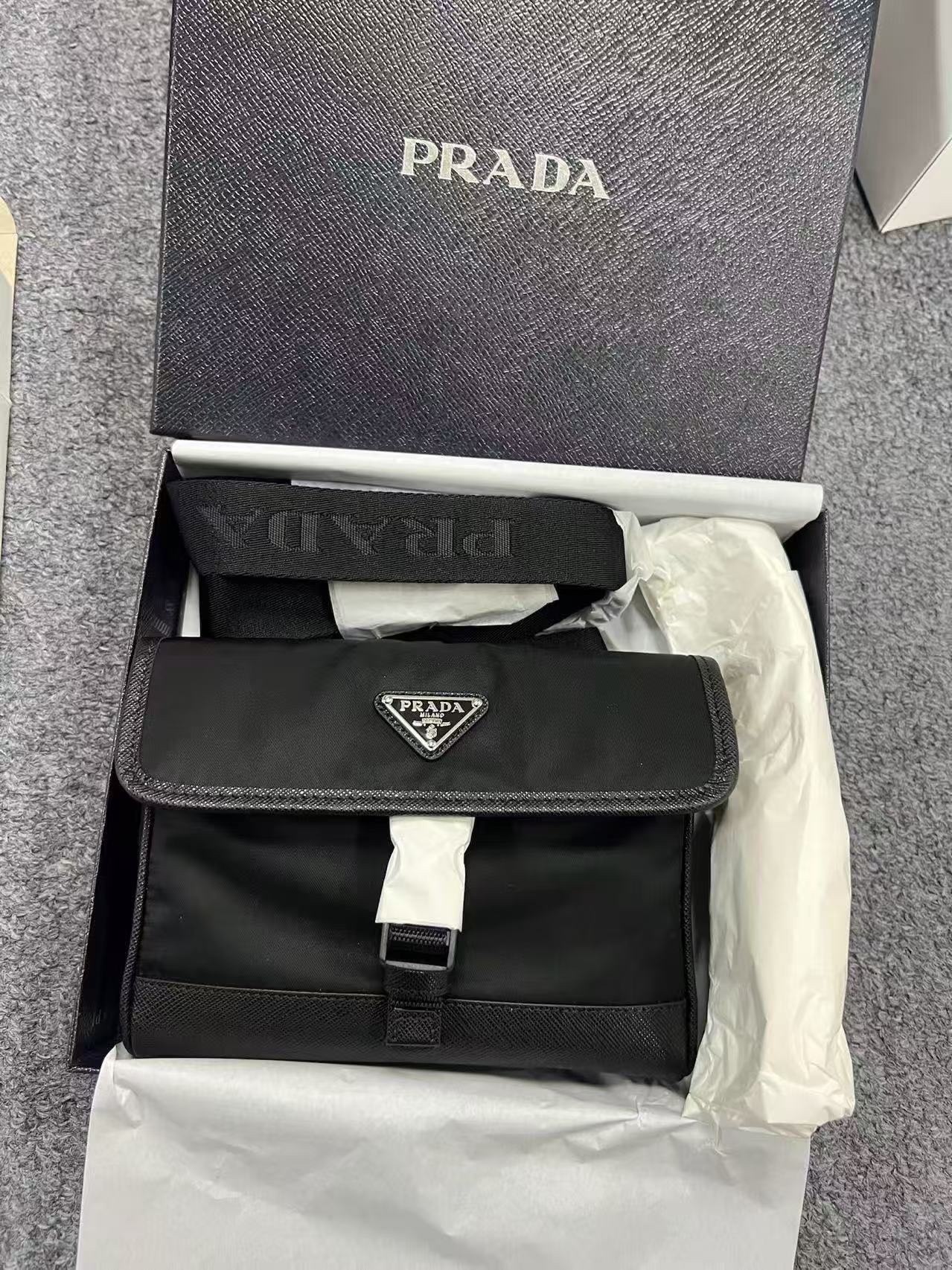 Prada 粗帶相機包 -T