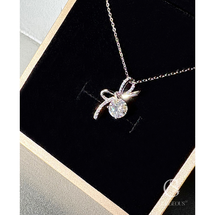 R23 現貨「銀白蝴蝶結莫桑單鑽項鍊(925銀)」