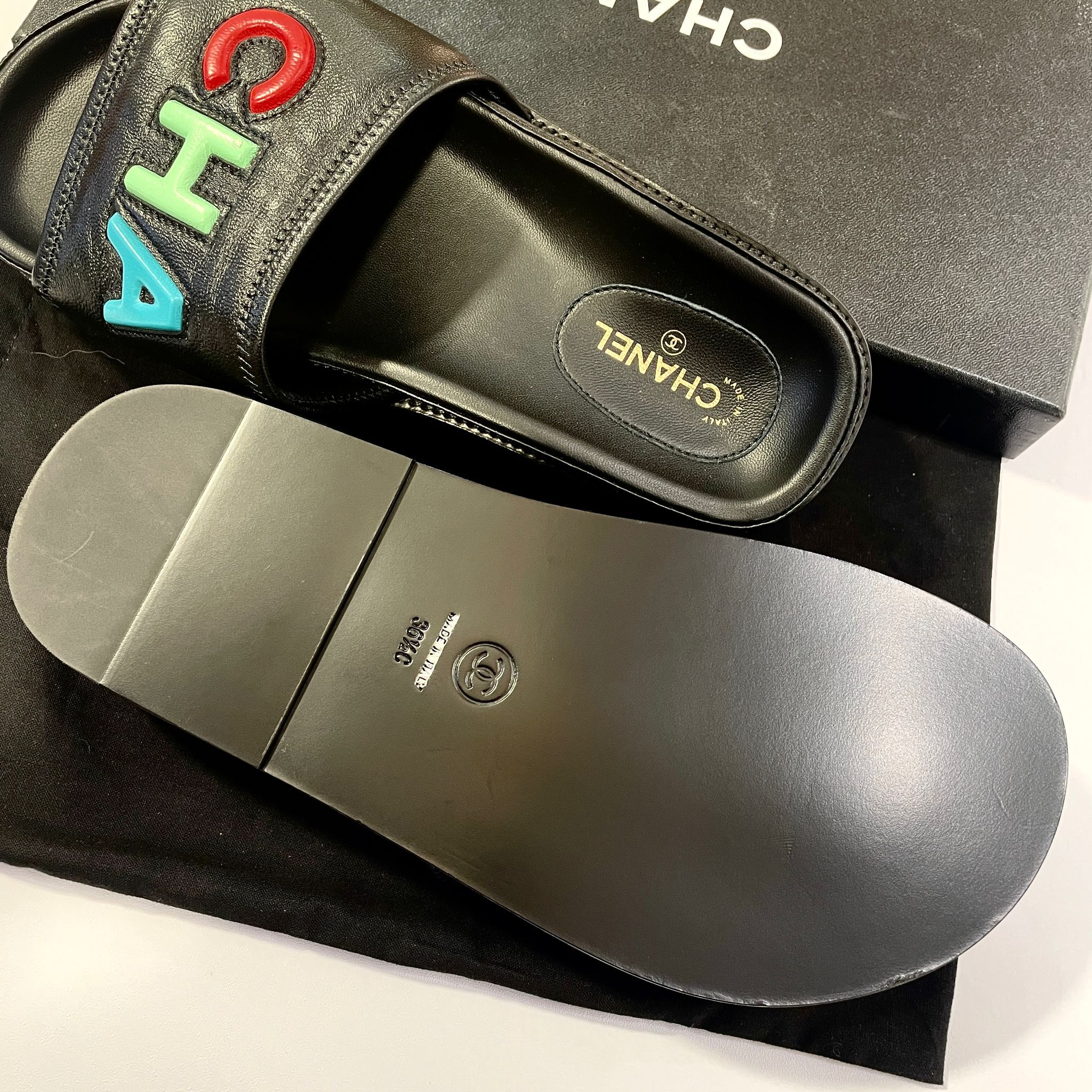 全新CHANEL拖鞋36.5碼 黑色牛皮彩色英文字拖鞋 CHANEL SLIDE SANDALS Black with Multicolour Logo #BRAND NEW #香榭站正品