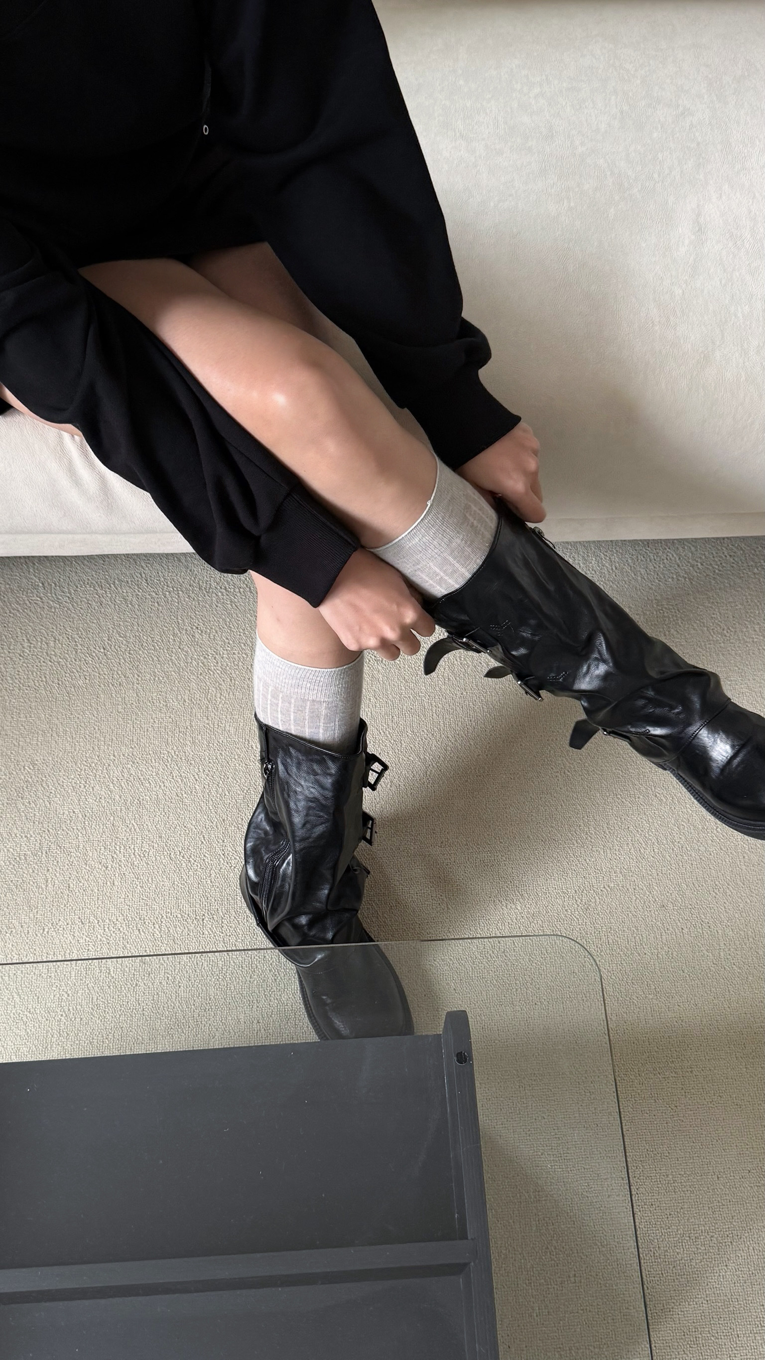 黑色釦環中筒圓方頭靴