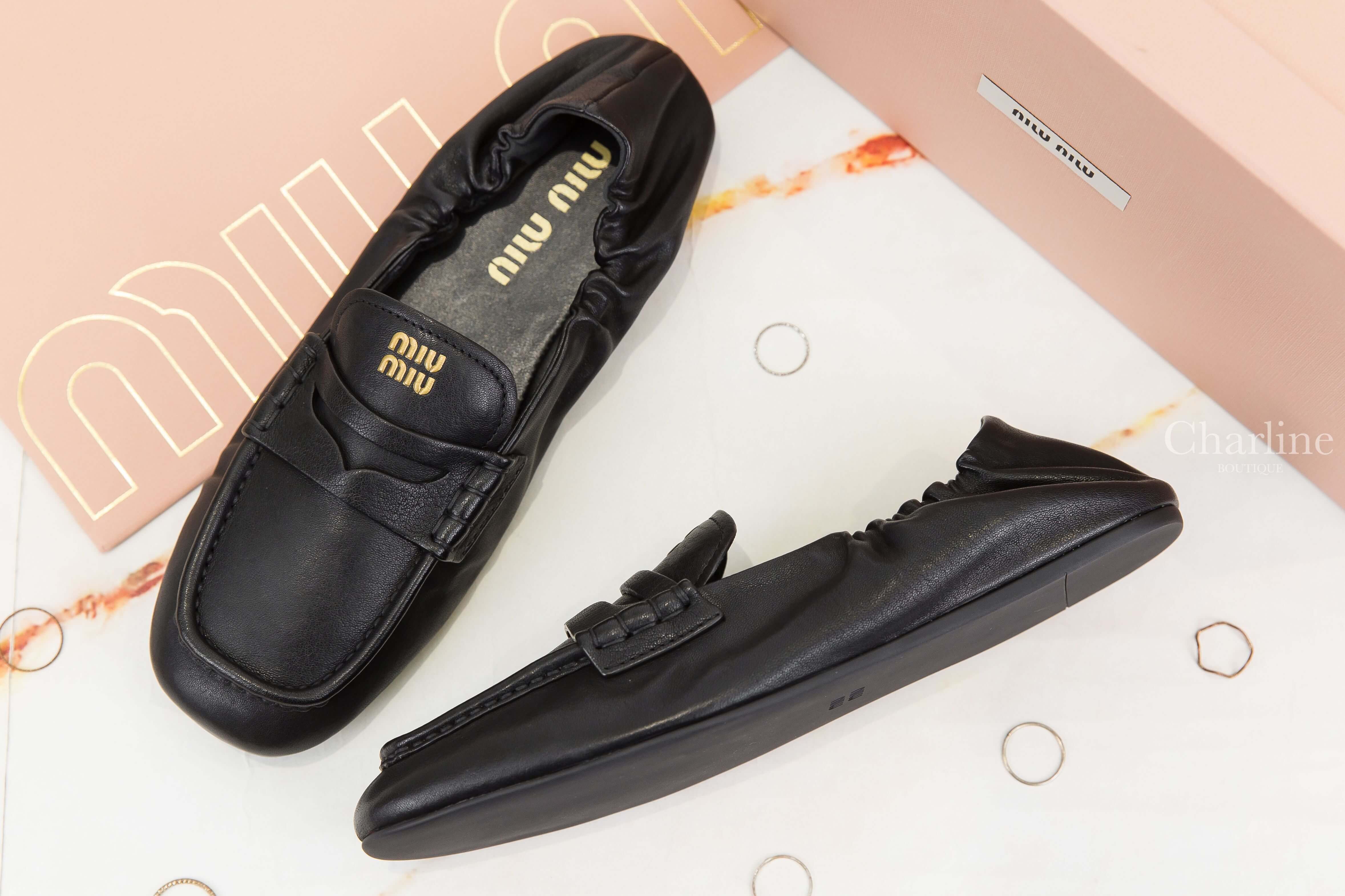 Miu Miu Ruches Nappa Leather Loafers 黑色羊皮金色字母鬆緊褶飾鞋尾樂福鞋-Charline Boutique 精品代購